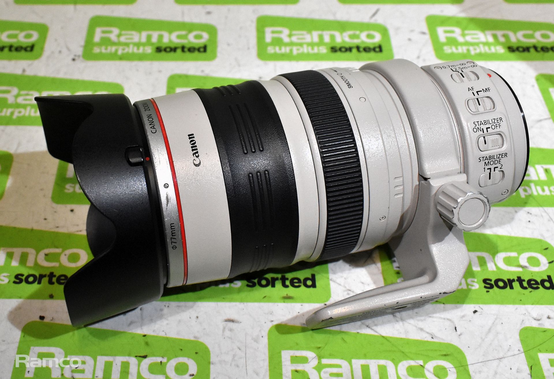 Canon zoom lens EF 28 - 300 mm 1 : 3.5 - 5.6 USM with LZ1324 soft case - Bild 2 aus 10
