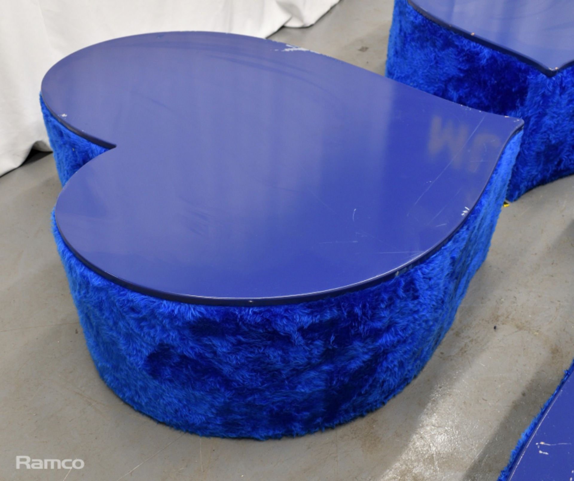 4x Asymmetrical heart shaped blue fur-covered wooden tables from countries' seating areas - Bild 3 aus 18