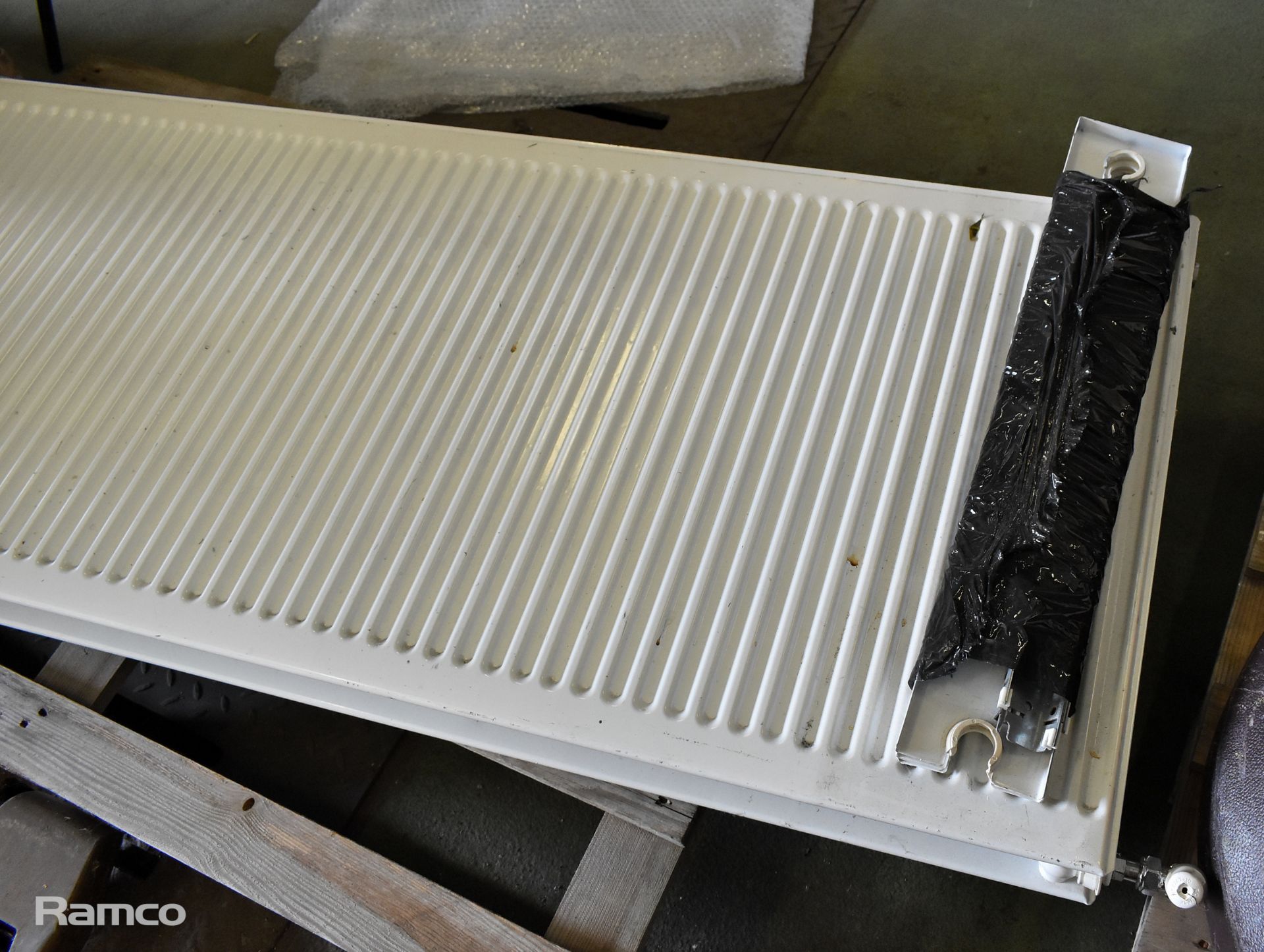 2x white radiators with wall brackets - L 1000 x 600 x 110mm, 4 ring gas hob top - Bild 7 aus 8