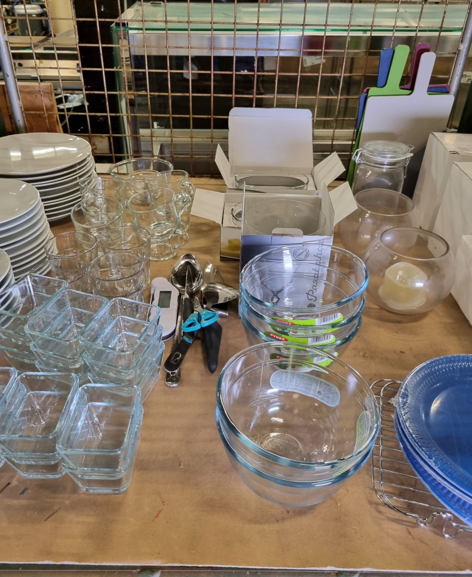 Catering equipment : plates, dishes, bowls, utensils, jars with candle lights - Bild 3 aus 4