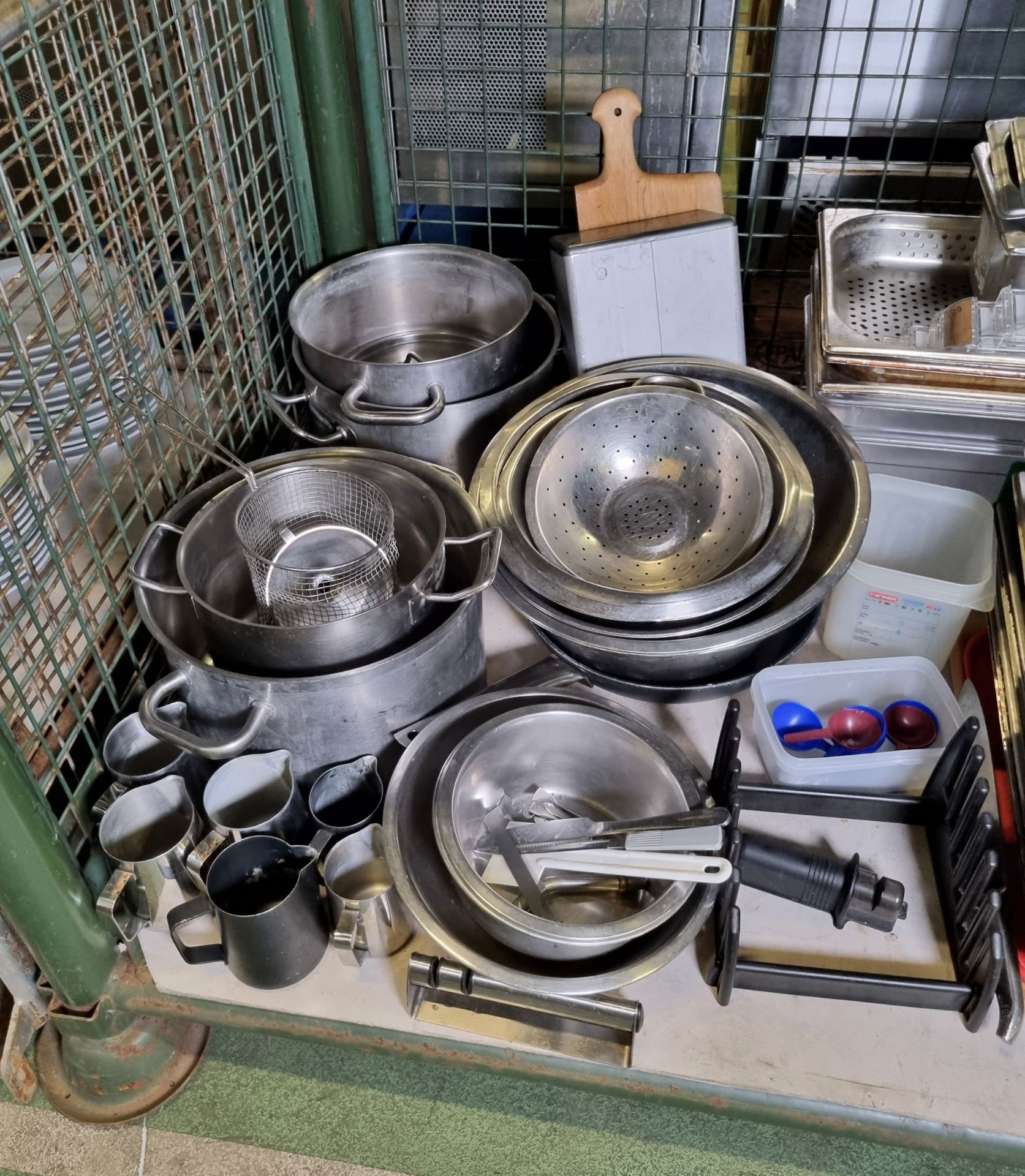 Catering equipment - pans, bowls, plastic tubs, bain marie tubs and milk jugs - Bild 3 aus 3