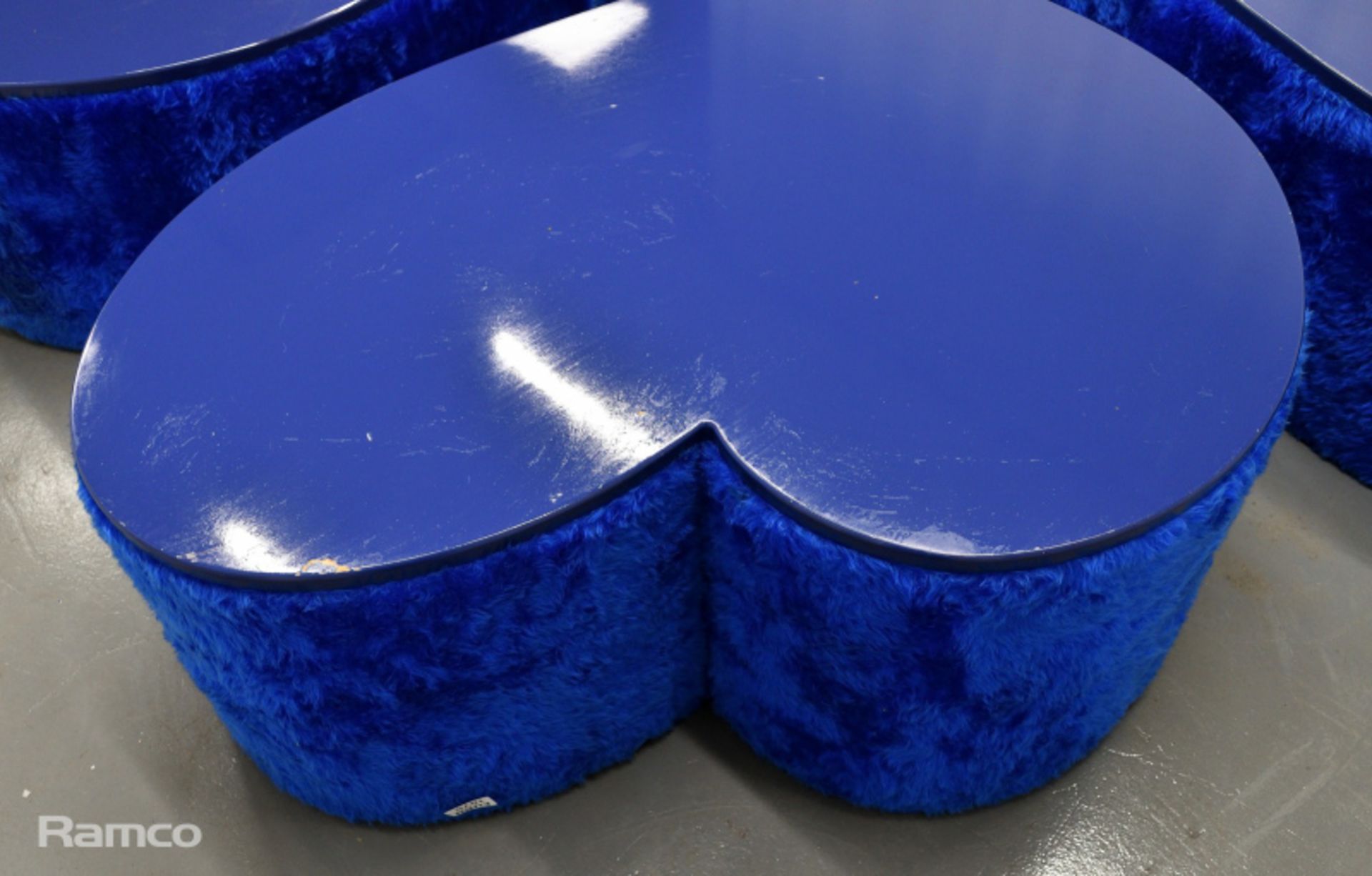 4x Asymmetrical heart shaped blue fur-covered wooden tables from countries' seating areas - Bild 13 aus 18