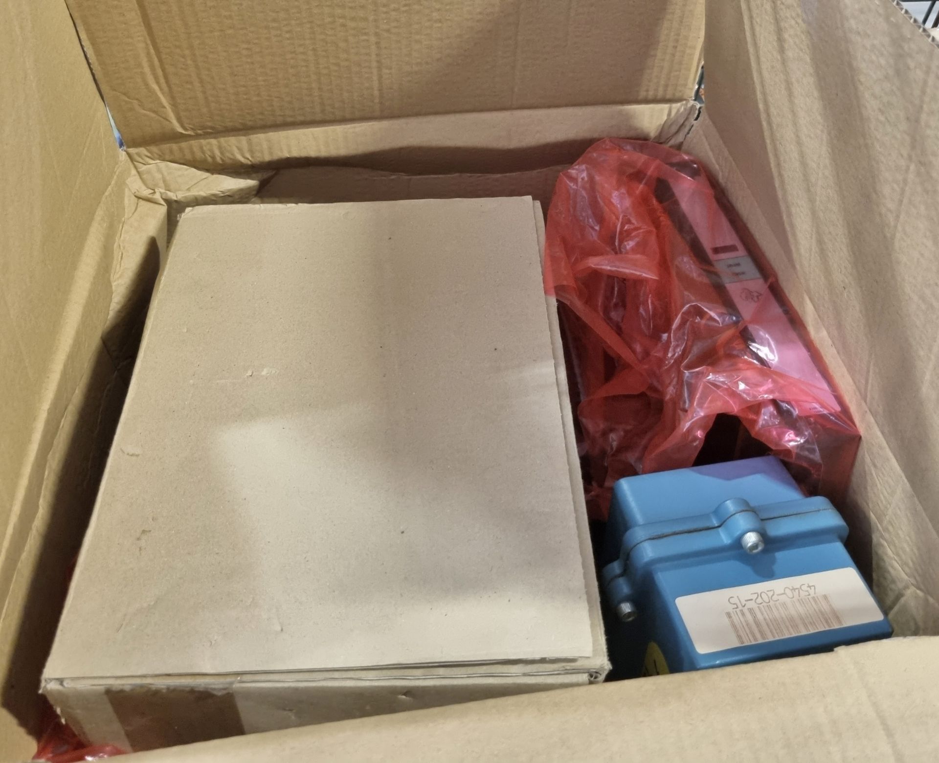 6x boxes of electrical spares - junction boxes - mixed sized switches - circuit boards - Bild 9 aus 10