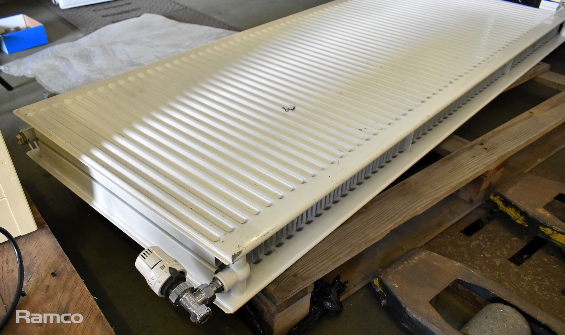 2x white radiators with wall brackets - L 1000 x 600 x 110mm, 4 ring gas hob top - Bild 6 aus 8