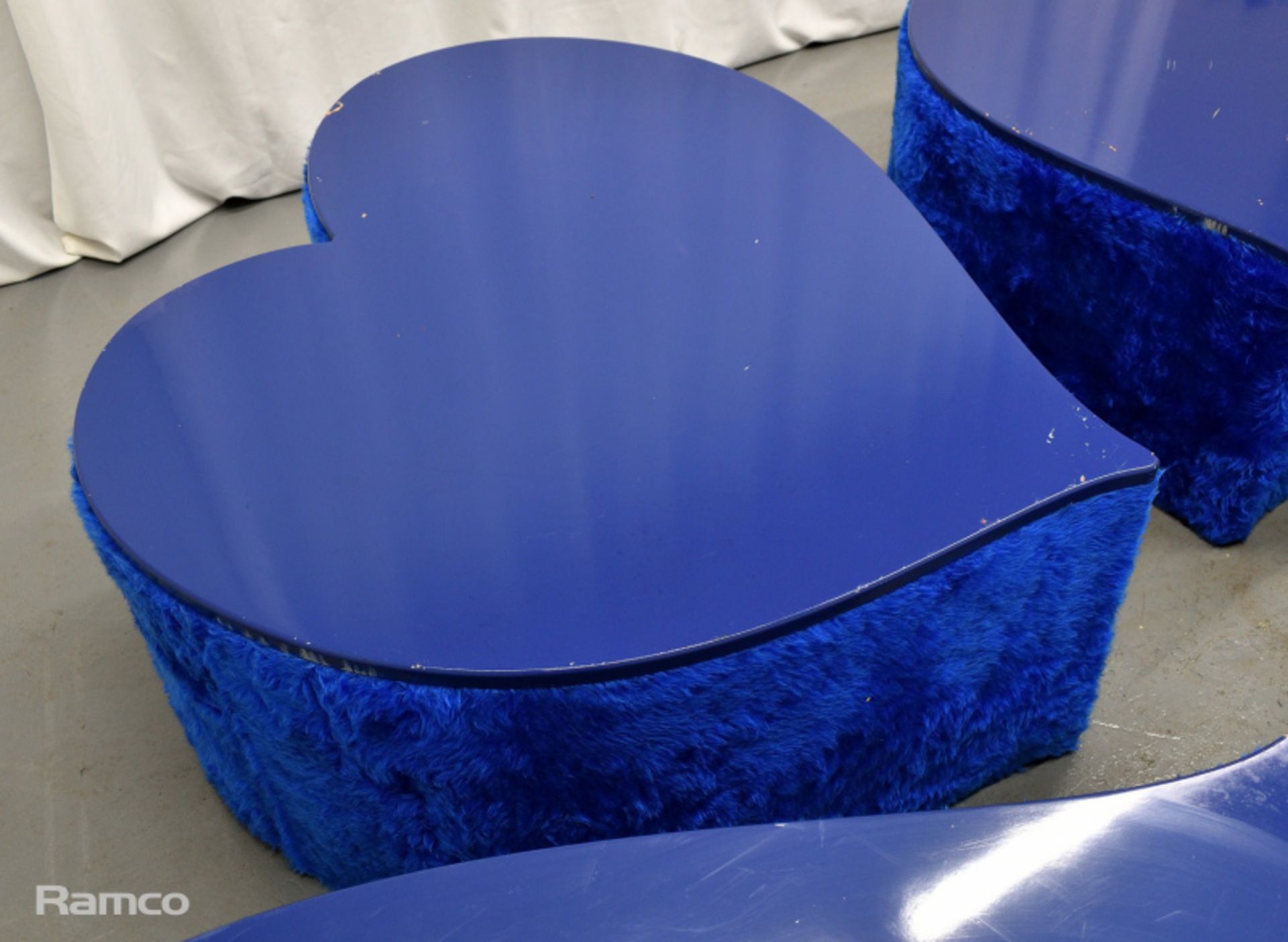 4x Asymmetrical heart shaped blue fur-covered wooden tables from countries' seating areas - Bild 11 aus 18