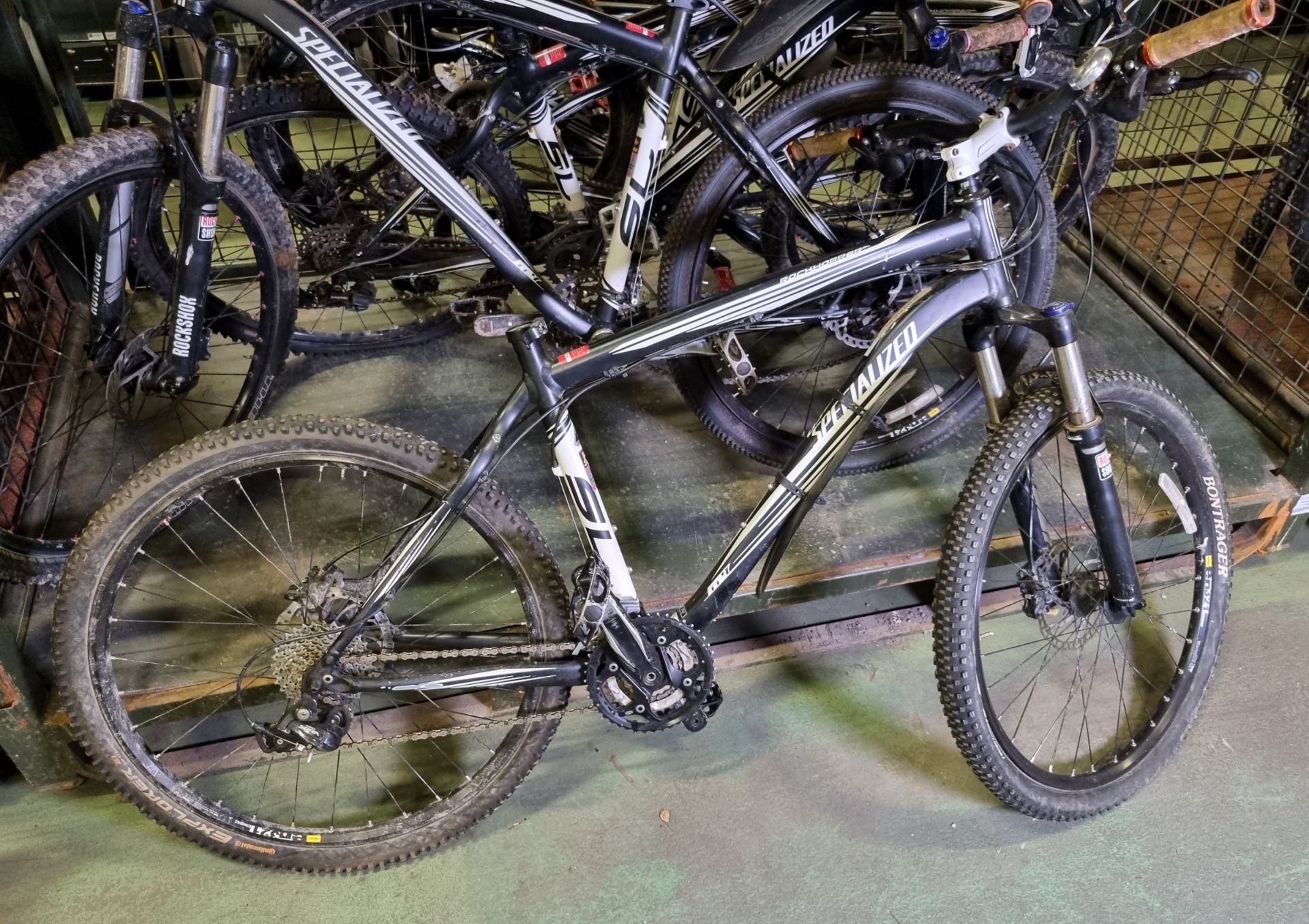 5x Specialized rockhopper mountain bikes - 2 x 17.5 frame set 3x 19 frame set - spares or repair - Image 2 of 4