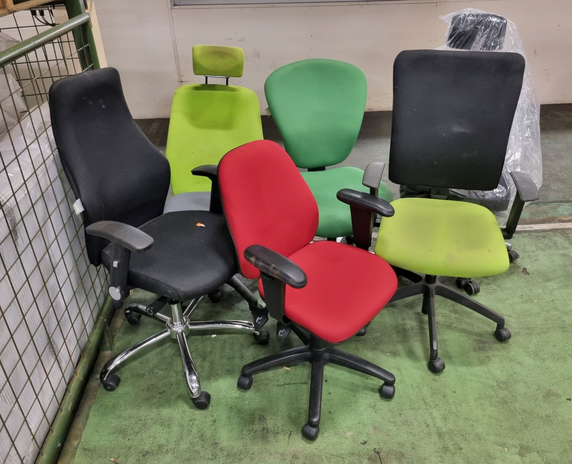 6x mixed coloured office chairs - Image 4 of 4