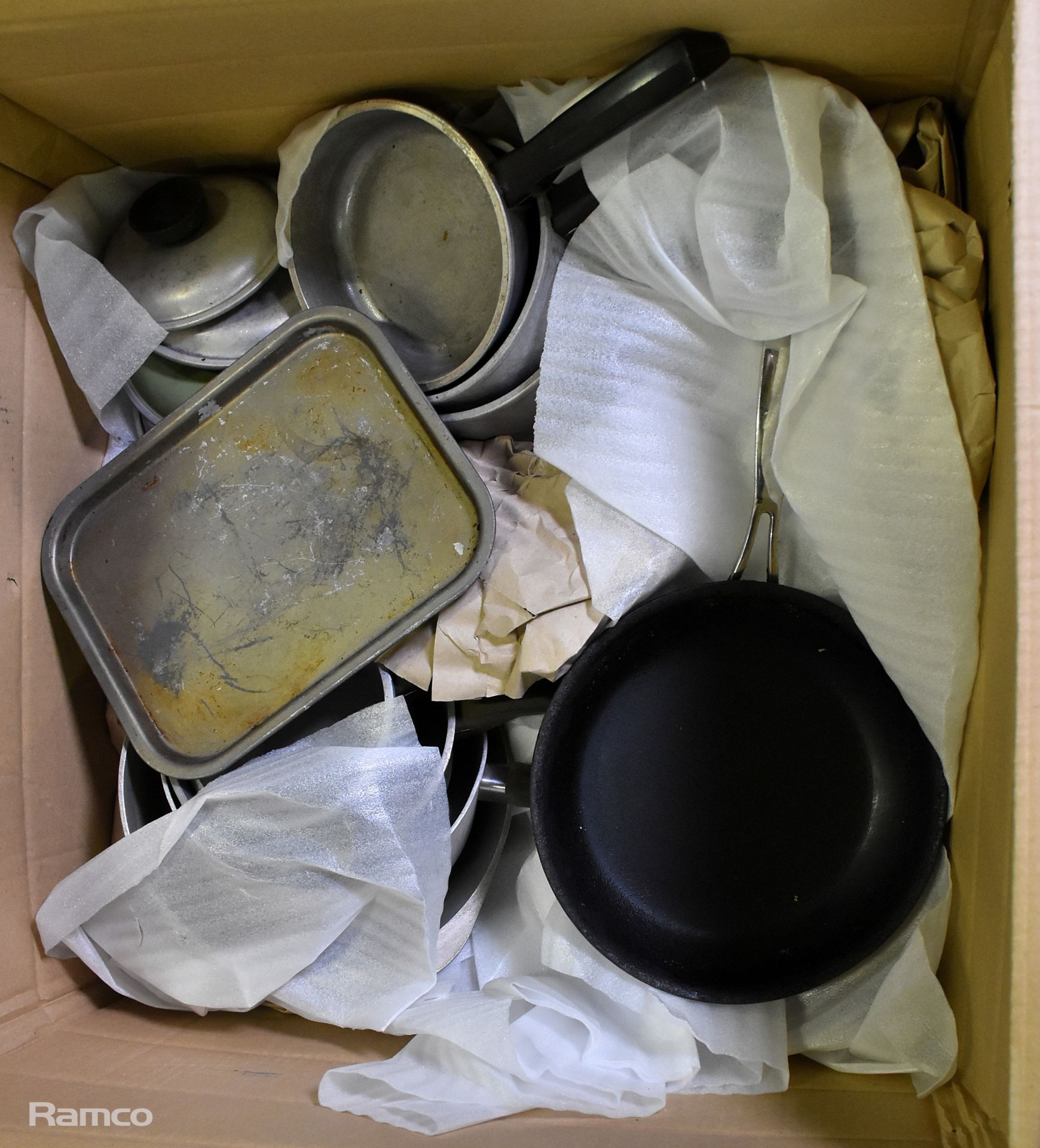 Pots and pans - mixed shapes and sizes - Image 4 of 6