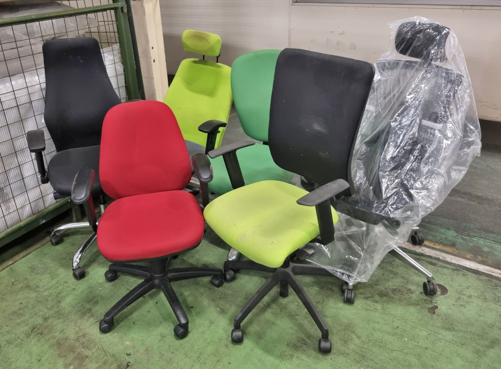 6x mixed coloured office chairs