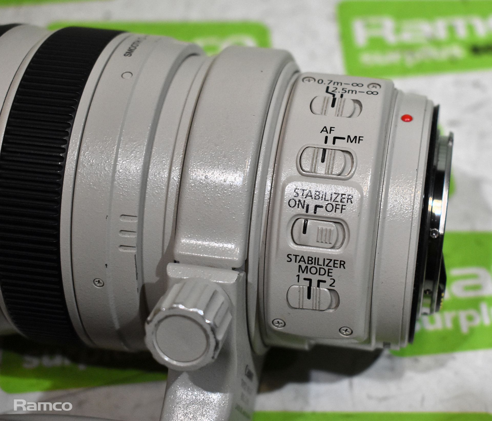 Canon zoom lens EF 28 - 300 mm 1 : 3.5 - 5.6 USM with LZ1324 soft case - Bild 9 aus 10