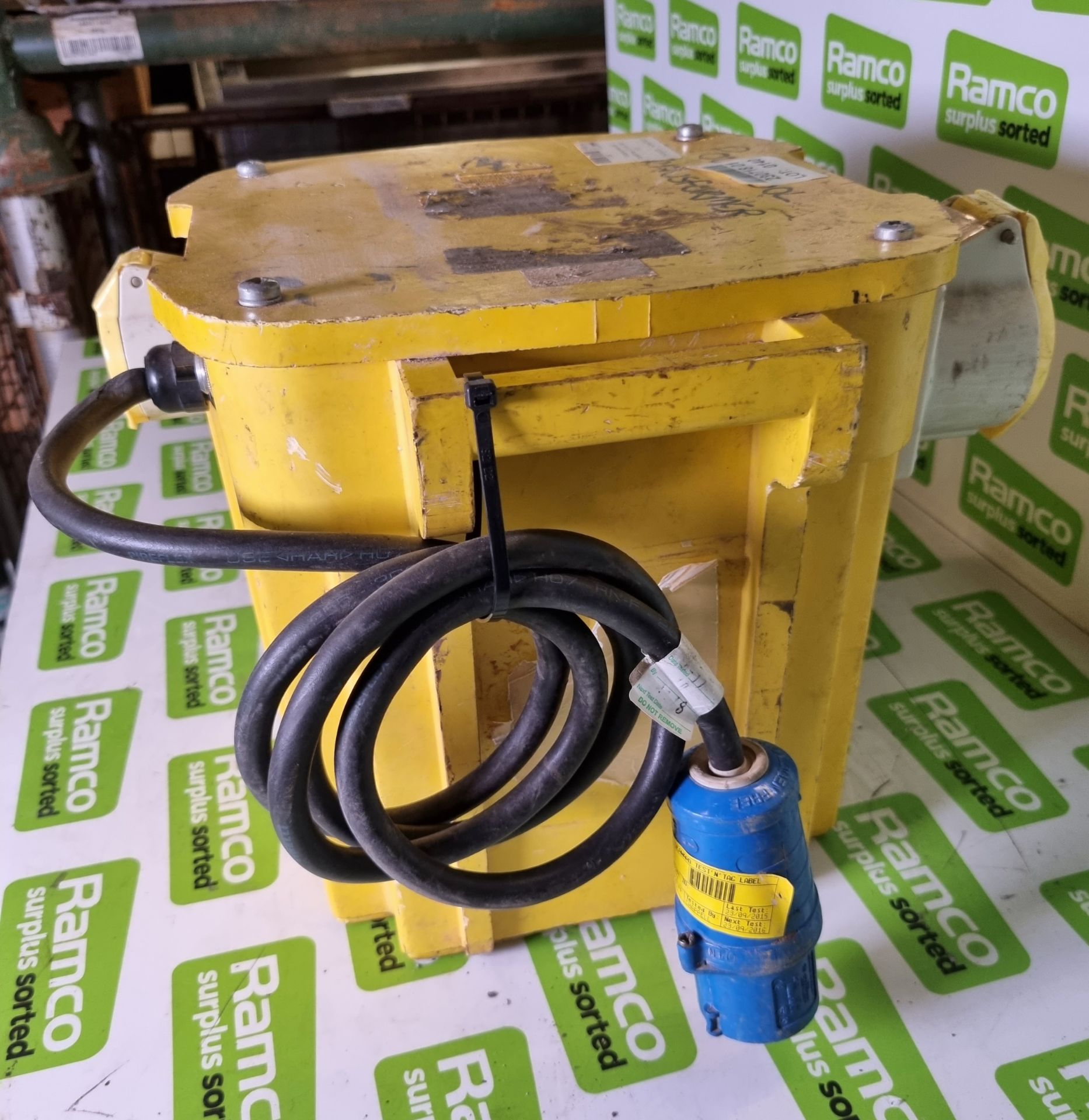 Portable power tool transformer 3.0 kVA 240V - 110V - Image 4 of 6