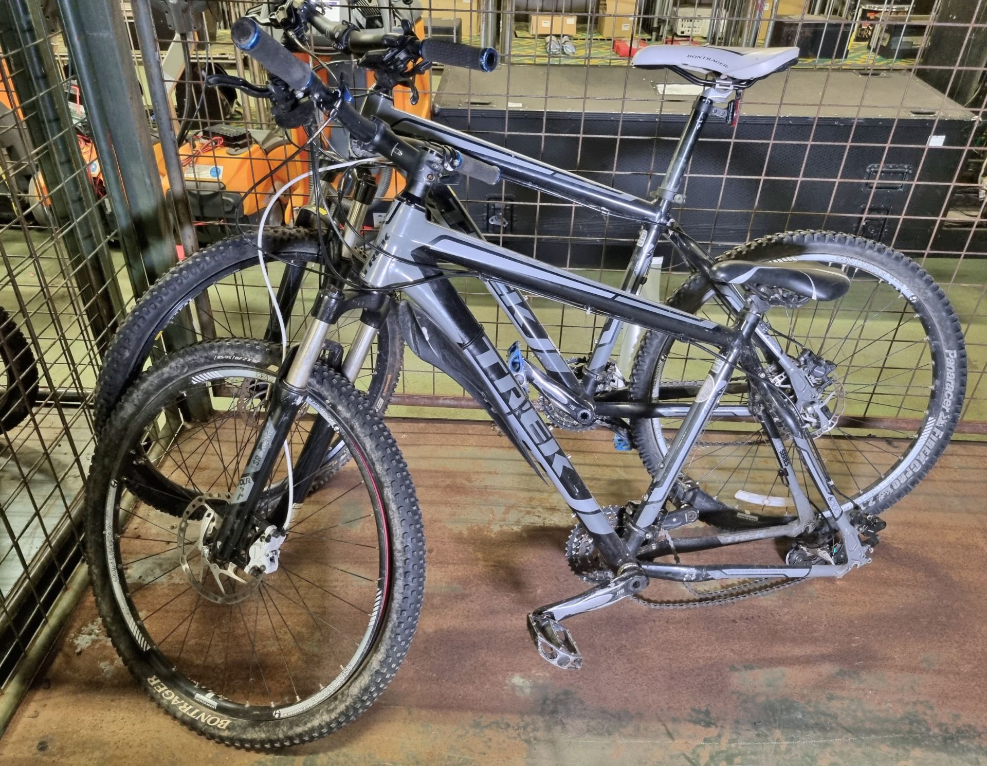 3x Trek 6 series mountain bikes - 2 x 17.5 frame set 1x 19.5 frame set - spares or repair - Image 4 of 5