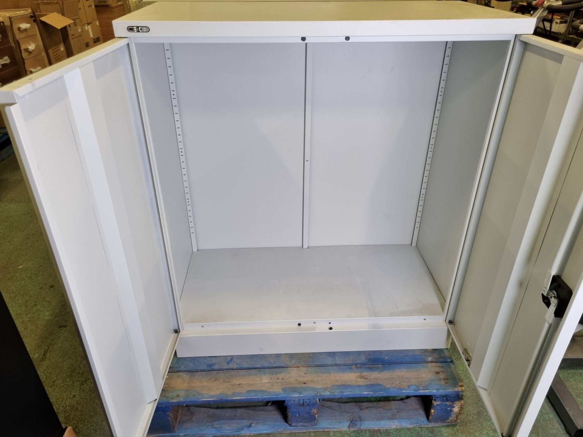 Go Office double door cupboard with adjustable shelves - W 915 x D 460 x H 1020mm - Image 3 of 3