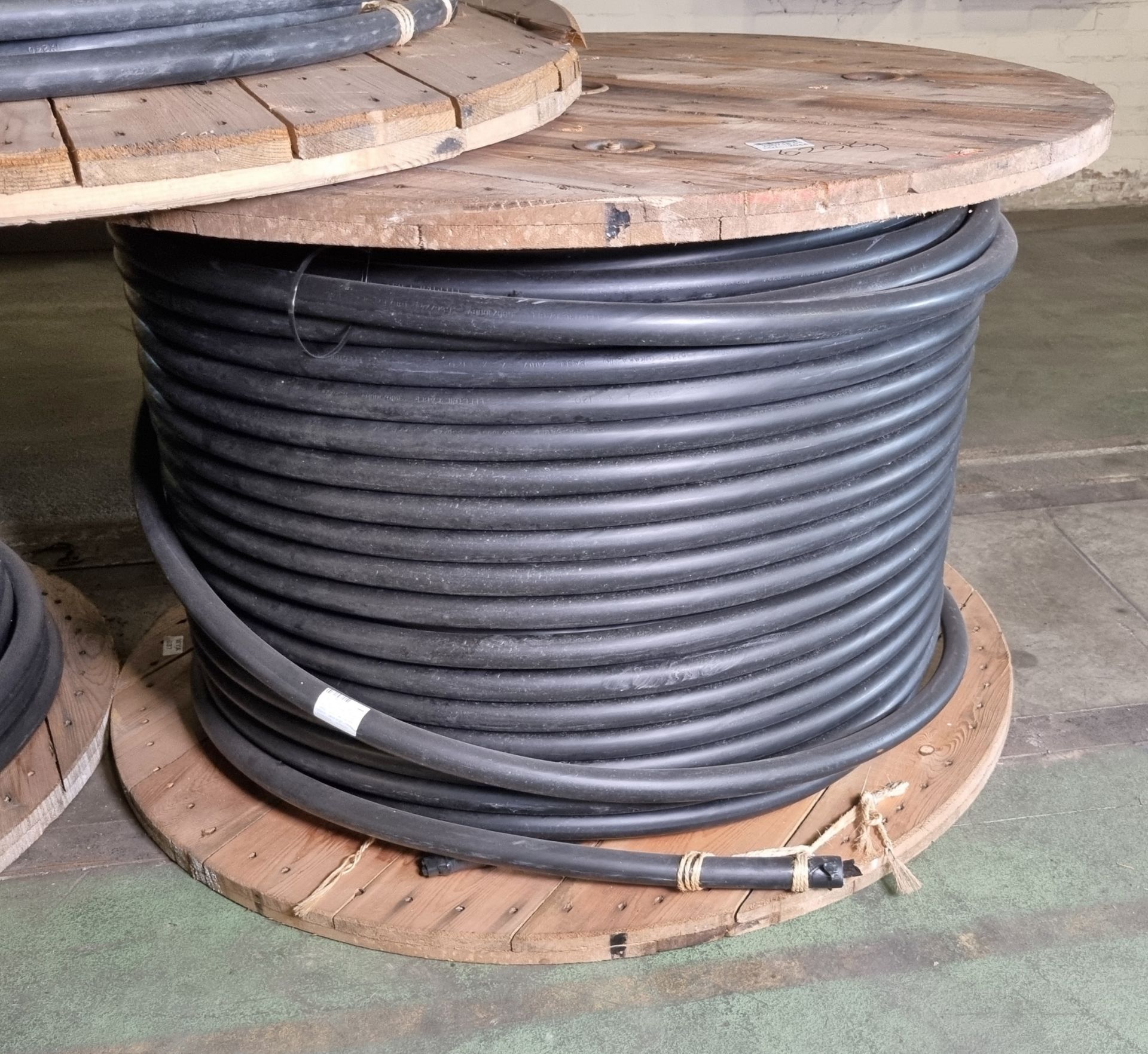 Draka UK BS6724 heavy duty armoured 2 core electrical cable - 600/1000V - 2 x120 copper - BASEC 2002