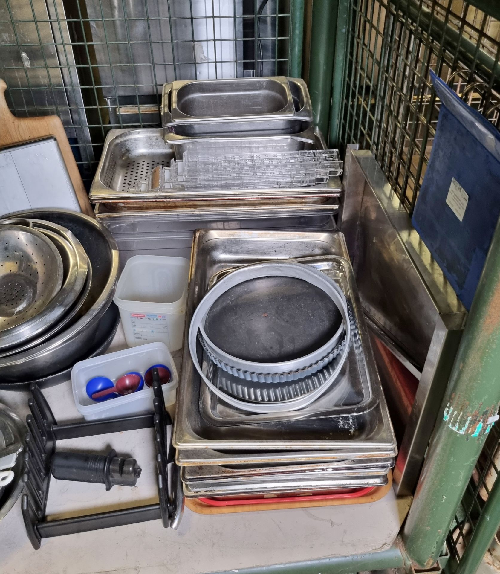 Catering equipment - pans, bowls, plastic tubs, bain marie tubs and milk jugs - Image 2 of 3