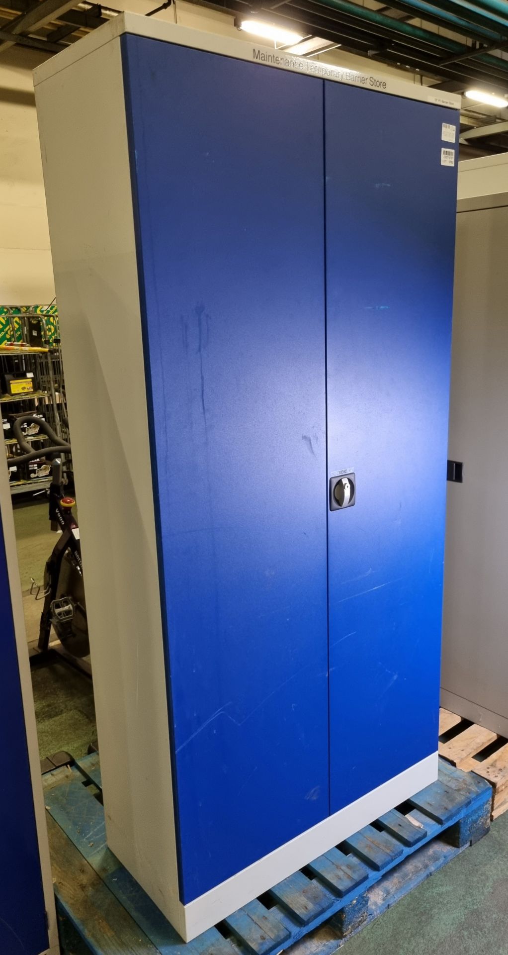 Locker with blue door - locked with no keys - L 920 x D 420 x H 1950mm - UNLOCKABLE - Image 2 of 3