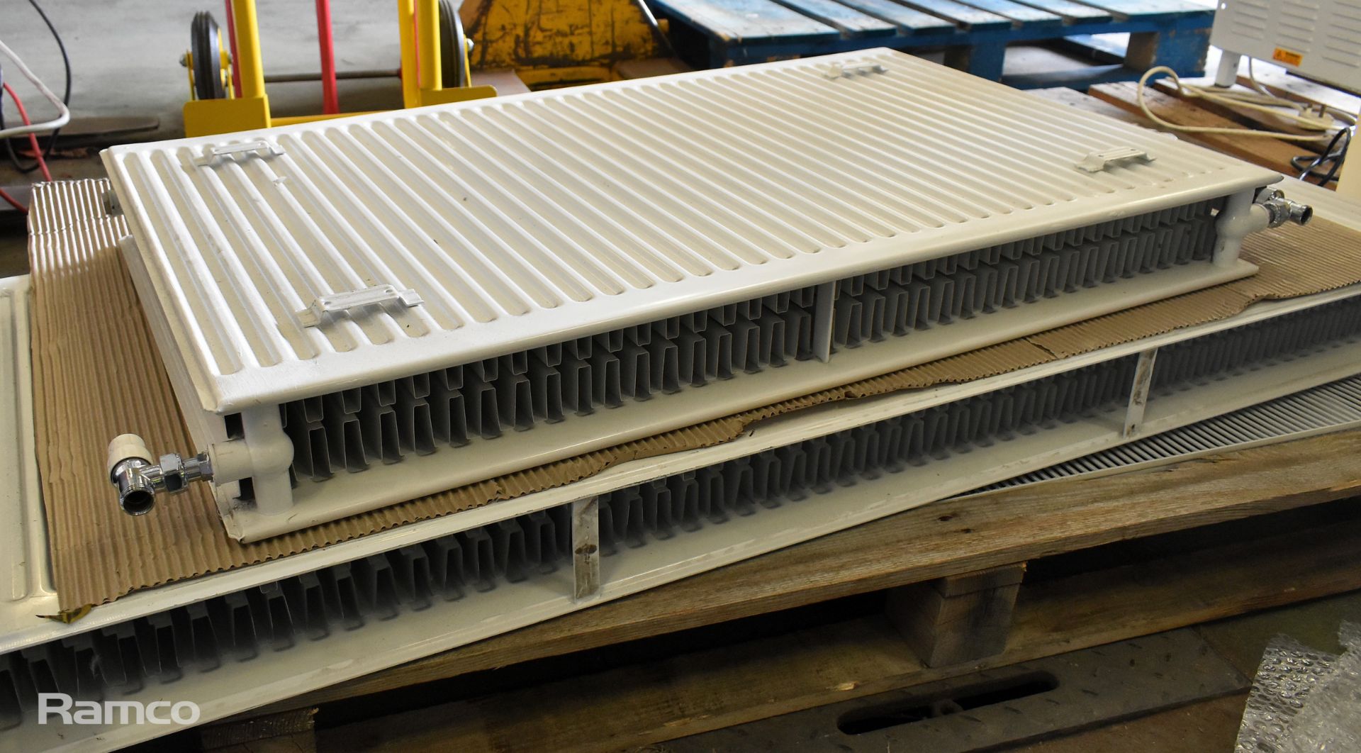 2x white radiators with wall brackets - L 1000 x 600 x 110mm, 4 ring gas hob top - Bild 8 aus 8