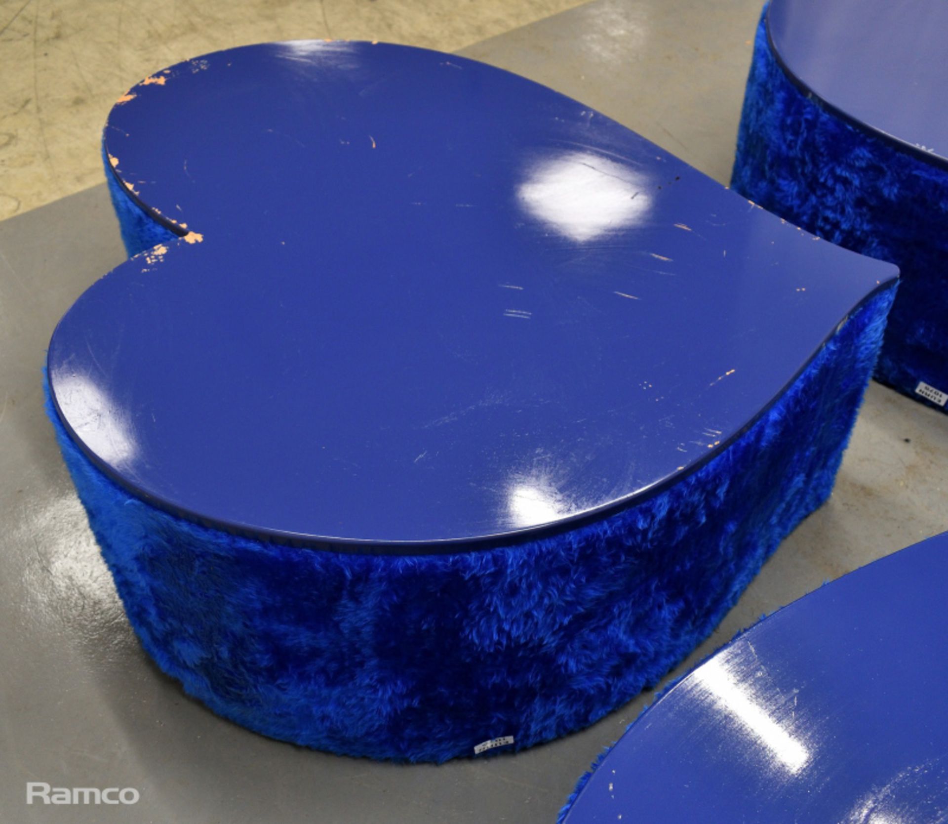 4x Asymmetrical heart shaped blue fur-covered wooden tables from countries' seating areas - Bild 15 aus 18