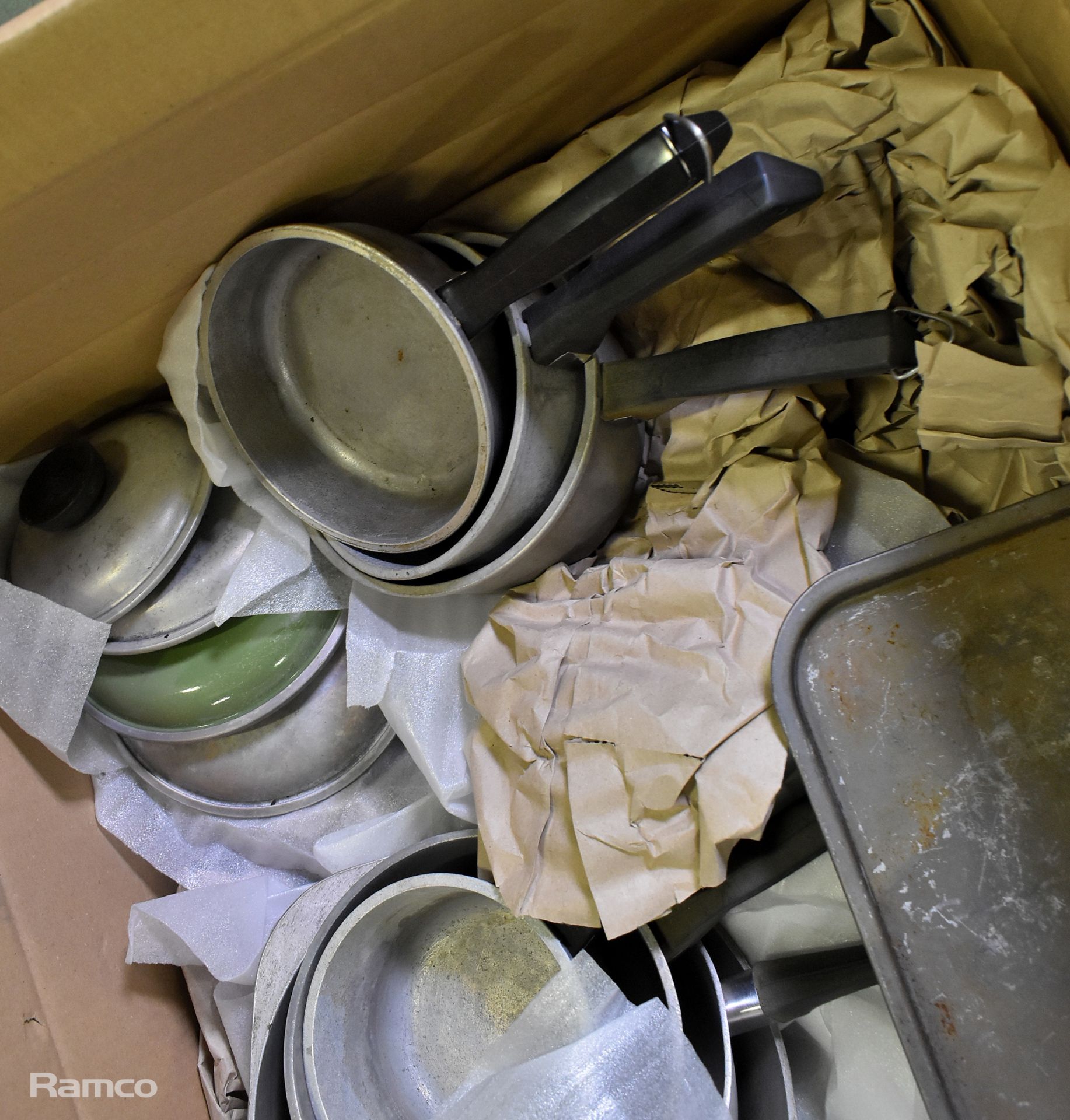 Pots and pans - mixed shapes and sizes - Image 5 of 6