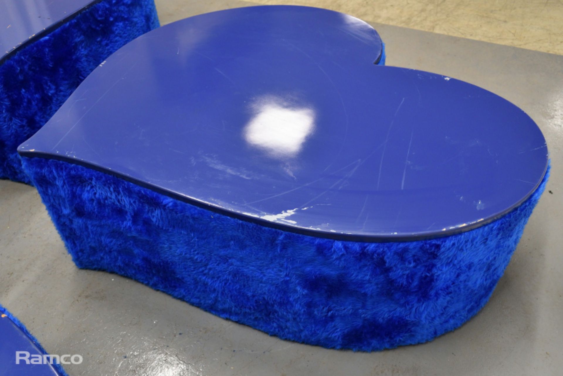 4x Asymmetrical heart shaped blue fur-covered wooden tables from countries' seating areas - Bild 5 aus 18