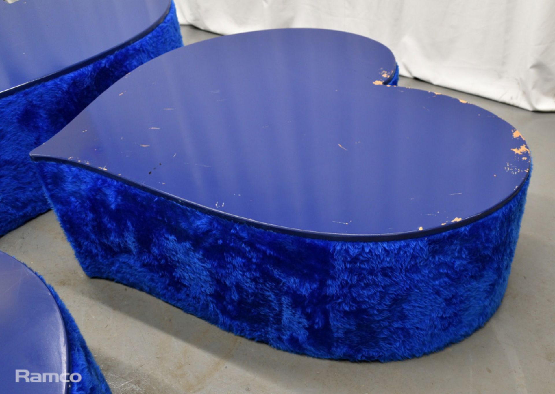 4x Asymmetrical heart shaped blue fur-covered wooden tables from countries' seating areas - Bild 17 aus 18