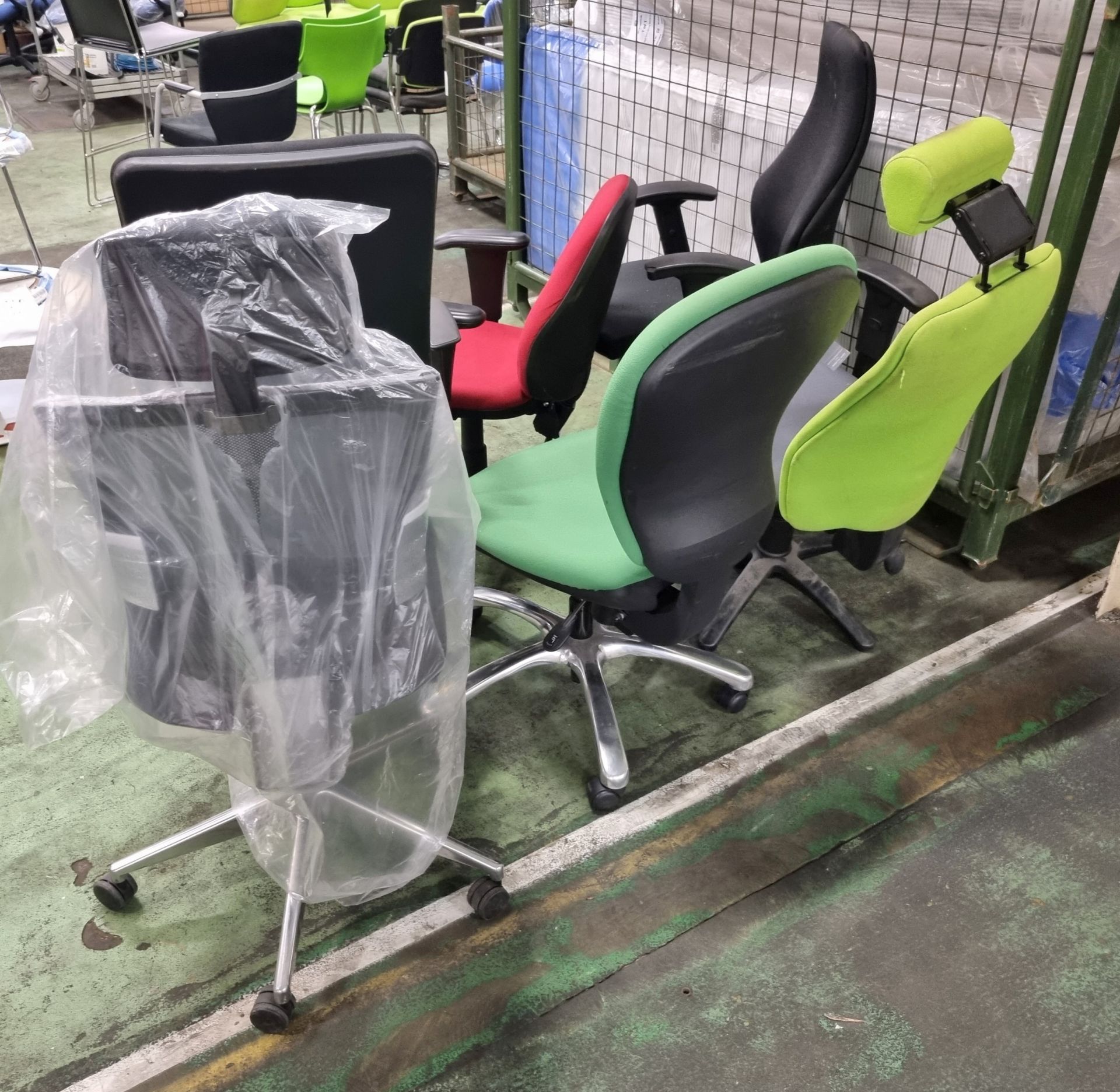 6x mixed coloured office chairs - Image 3 of 4