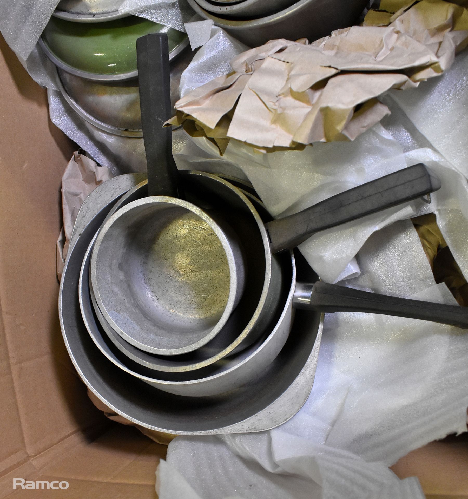 Pots and pans - mixed shapes and sizes - Image 6 of 6