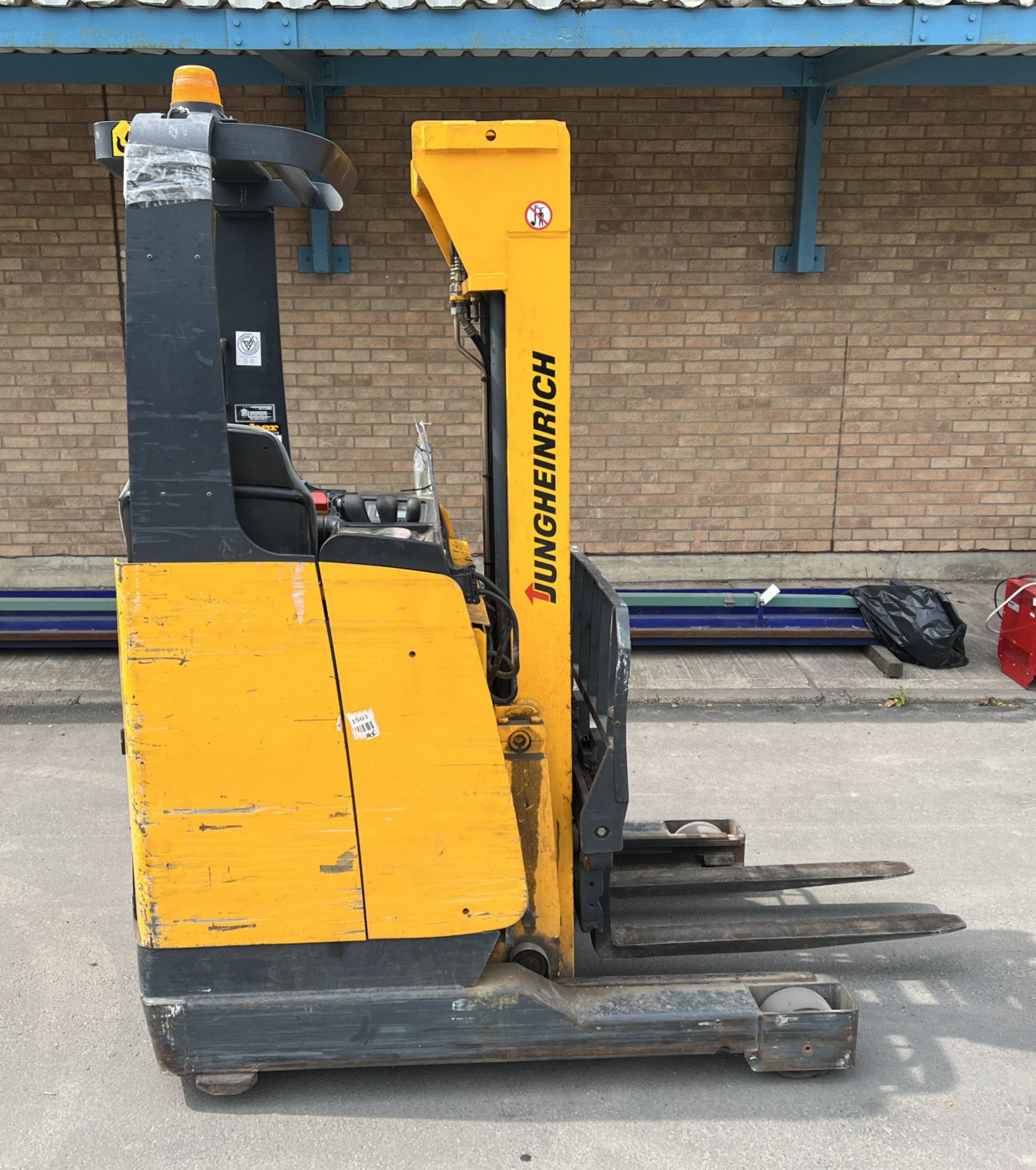 Jungheinrich ETM112 electric reach truck - 8917 hours - SWL 1200kg - with charger - Image 4 of 19