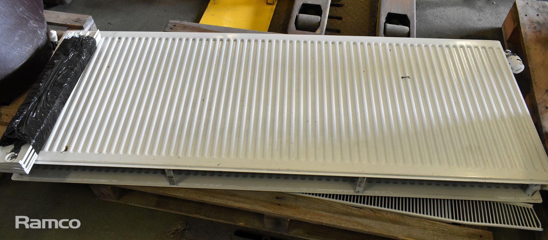 2x white radiators with wall brackets - L 1000 x 600 x 110mm, 4 ring gas hob top - Bild 5 aus 8