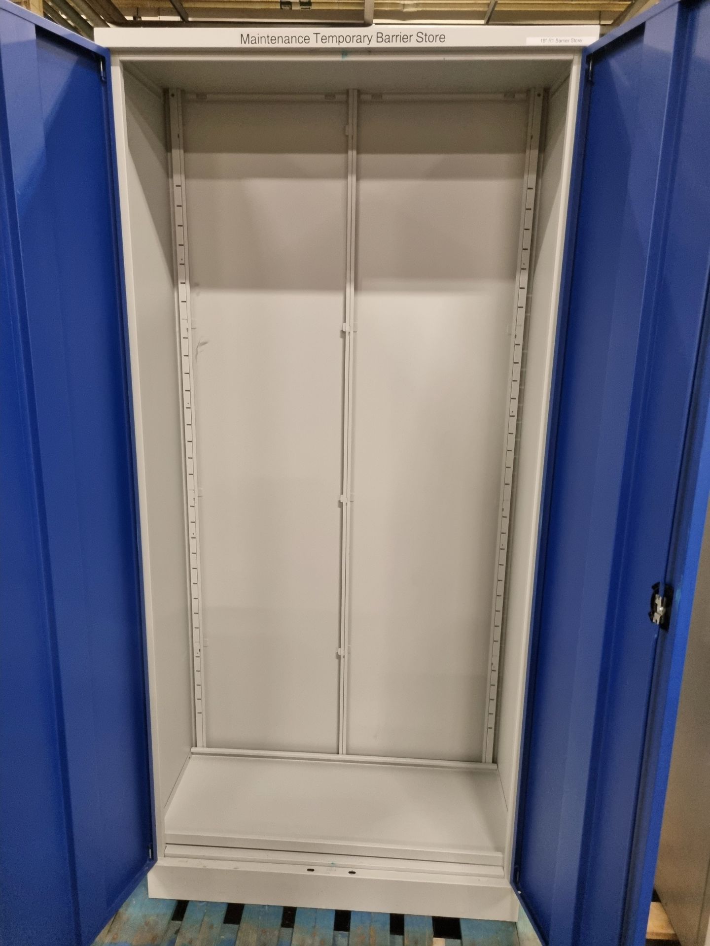 Locker with blue door - locked with no keys - L 920 x D 420 x H 1950mm - UNLOCKABLE - Image 3 of 3