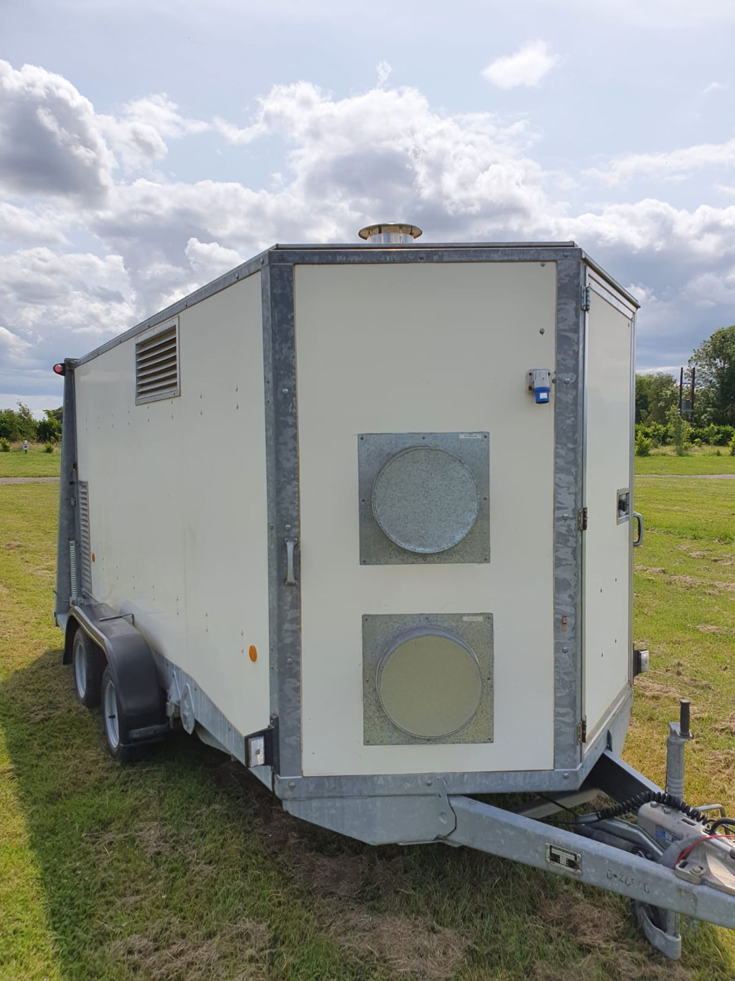 Ifor Williams twin axle box trailer with built in purpose developed gas heater - propane gas - Bild 2 aus 25