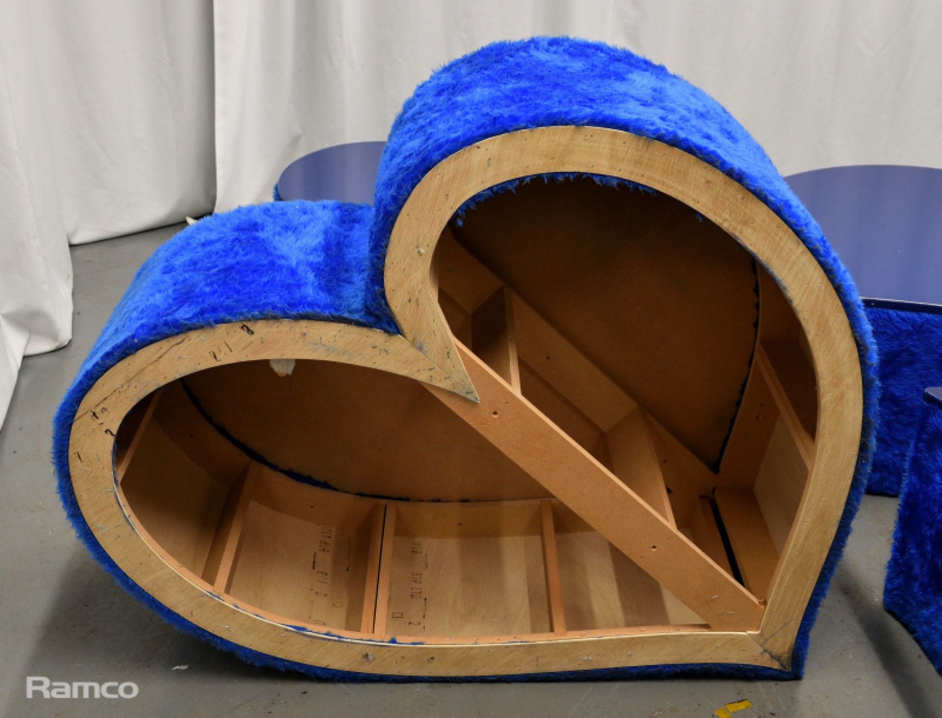 4x Asymmetrical heart shaped blue fur-covered wooden tables from countries' seating areas - Bild 18 aus 18