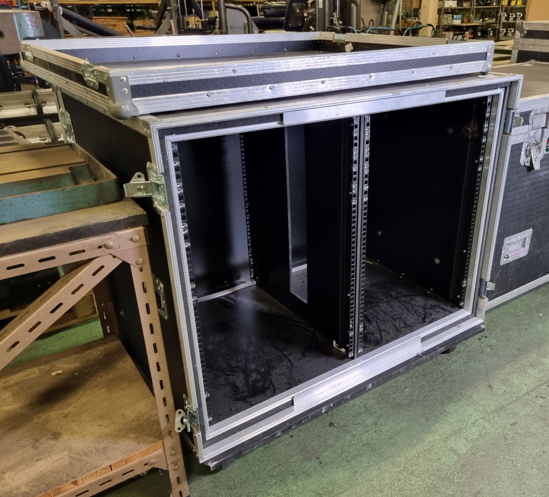 Flightcase warehouse dual opening server chassis flight case - L 1100 x W 880 x H 990mm - Image 2 of 3