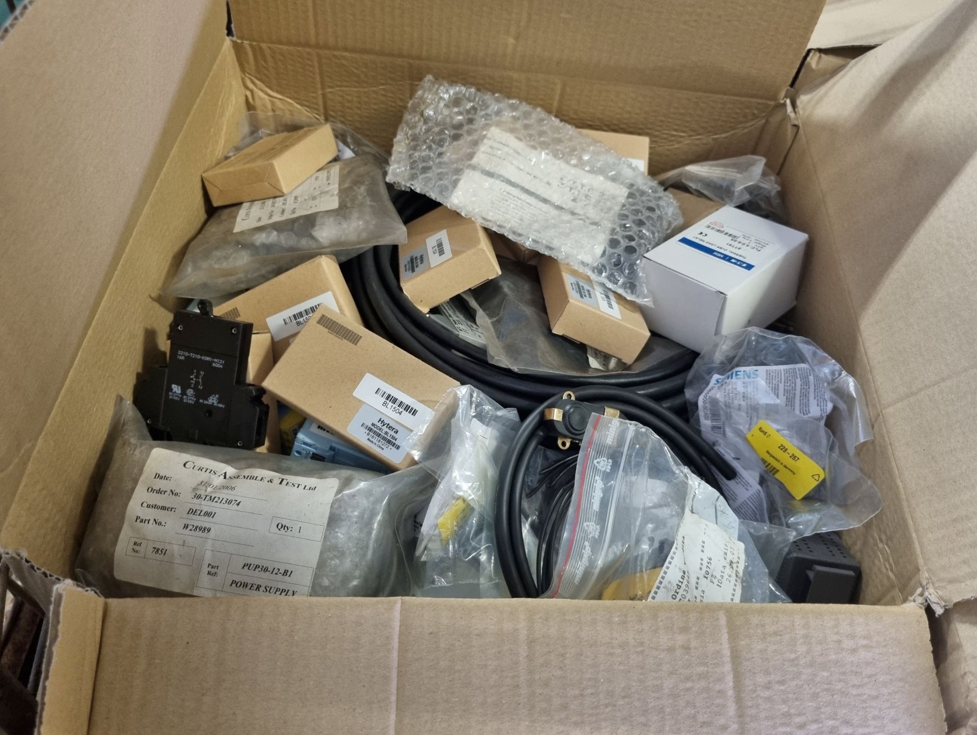 6x boxes of electrical spares - junction boxes - mixed sized switches - circuit boards - Bild 6 aus 10