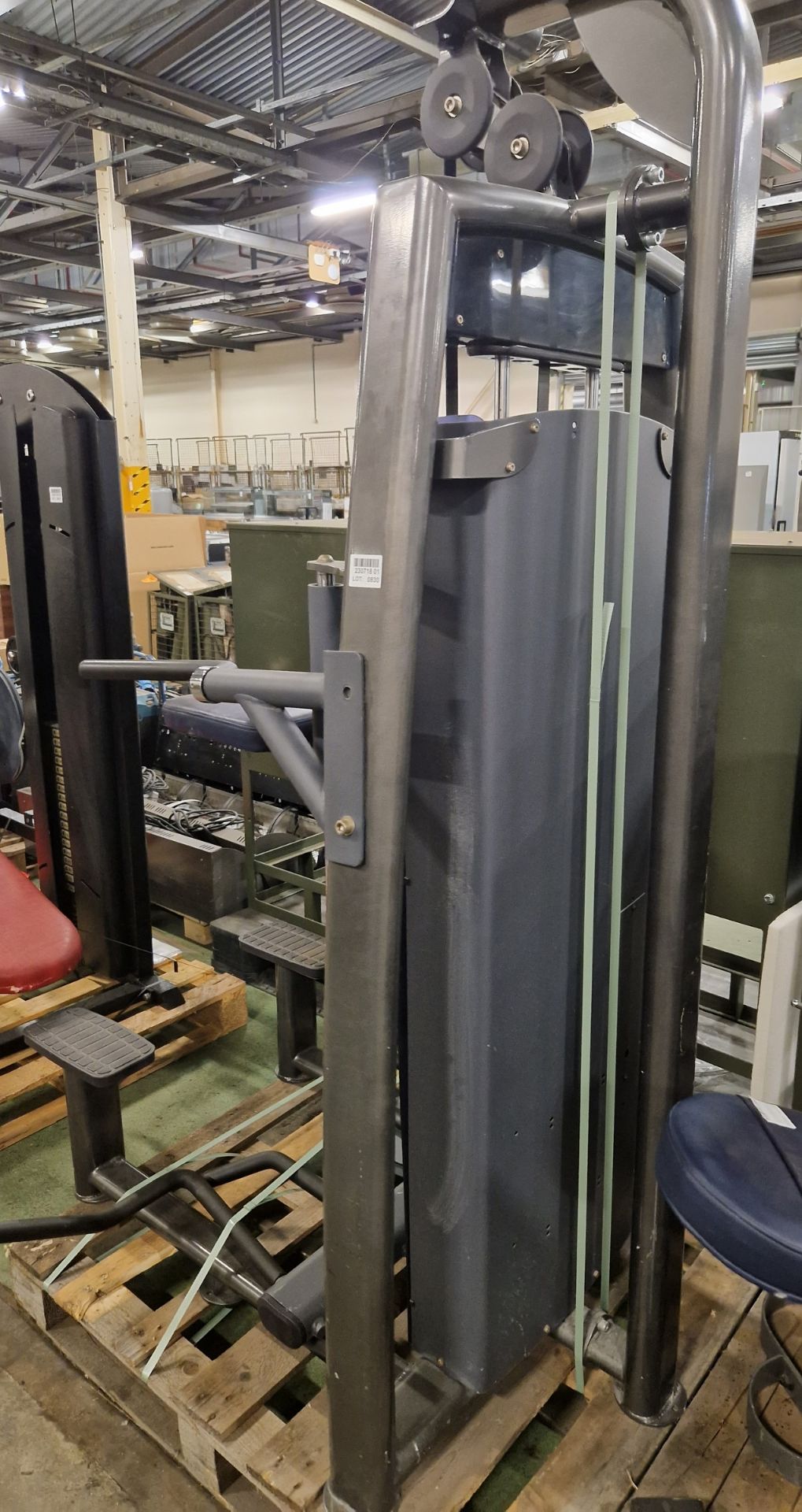 Life fitness assisted chin and dip - L 950 x W 1300 x H 2080mm - Missing bolts - Image 7 of 7