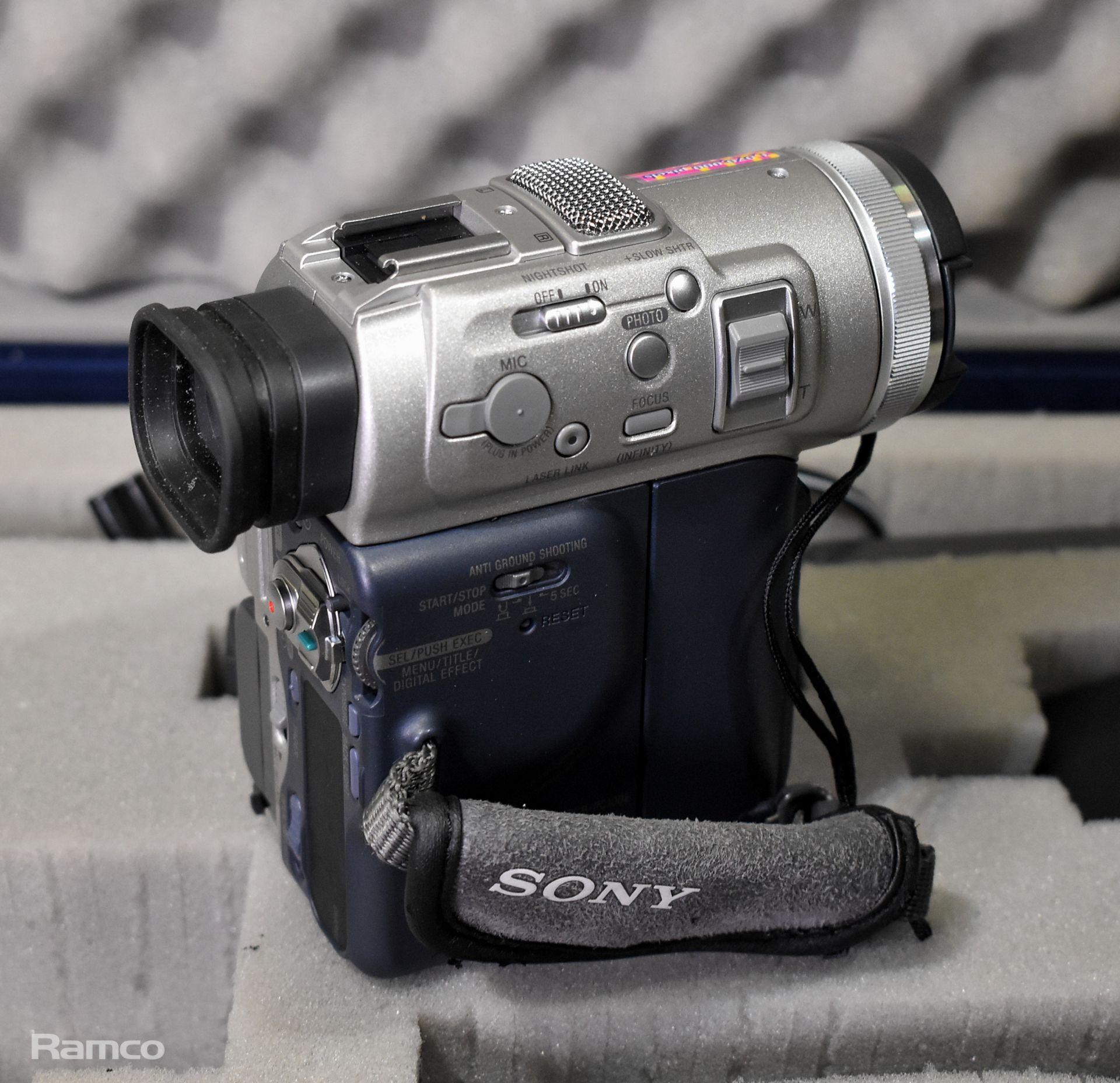 Sony DCR-PC100E digital video camera recorder with accessories and case - Bild 3 aus 9