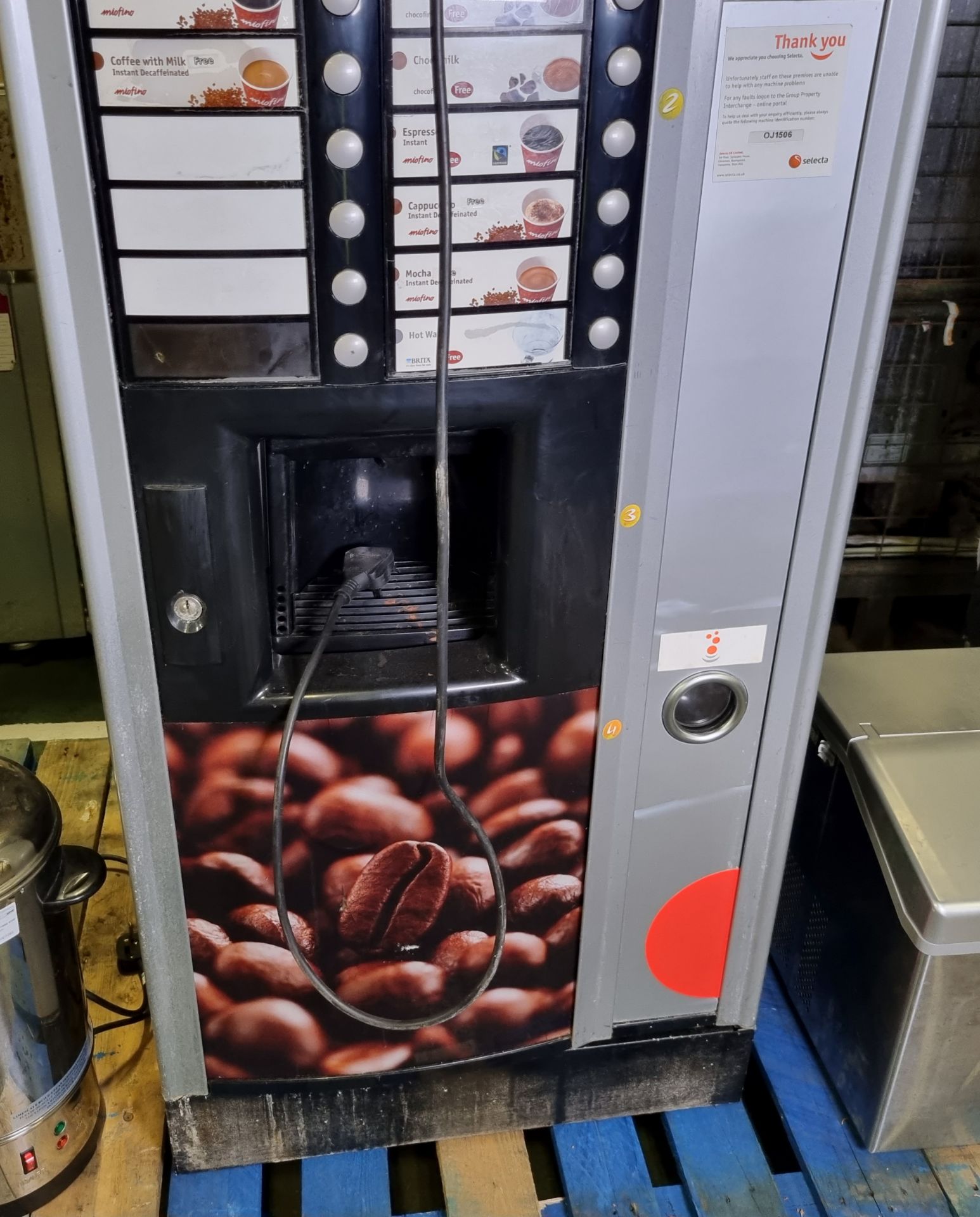 Miofino 960406 Selecta drinks vending machine - coin operated - 240V 50Hz - L 650 x W 730 x H 1830mm - Image 5 of 5