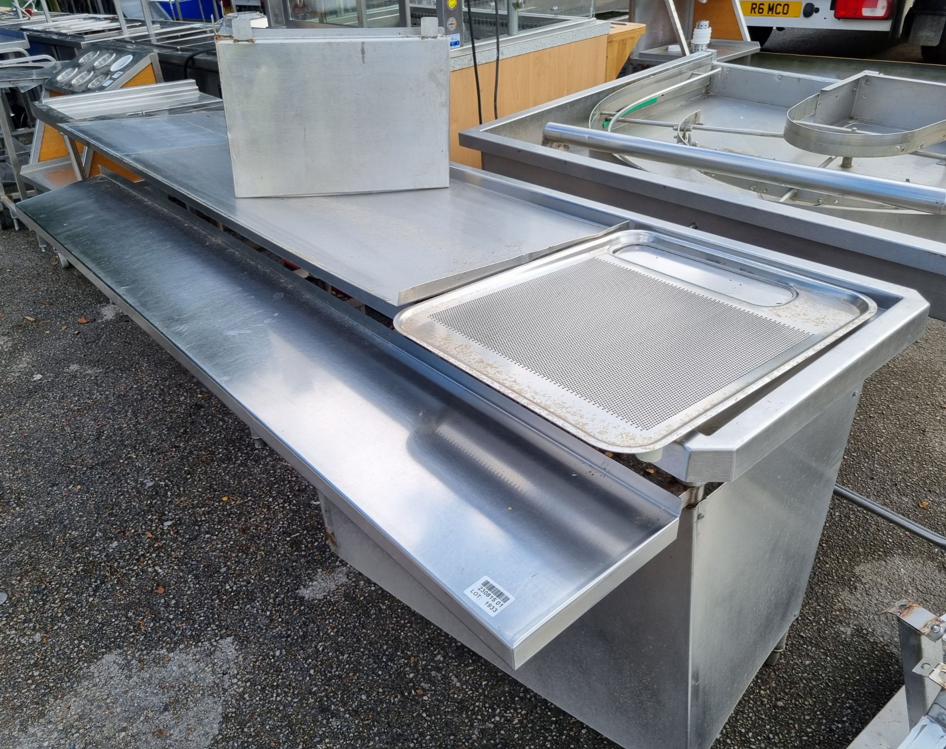 Stainless steel counter top unit with racking - W 3040 x D 900 x H 920mm - Image 4 of 5