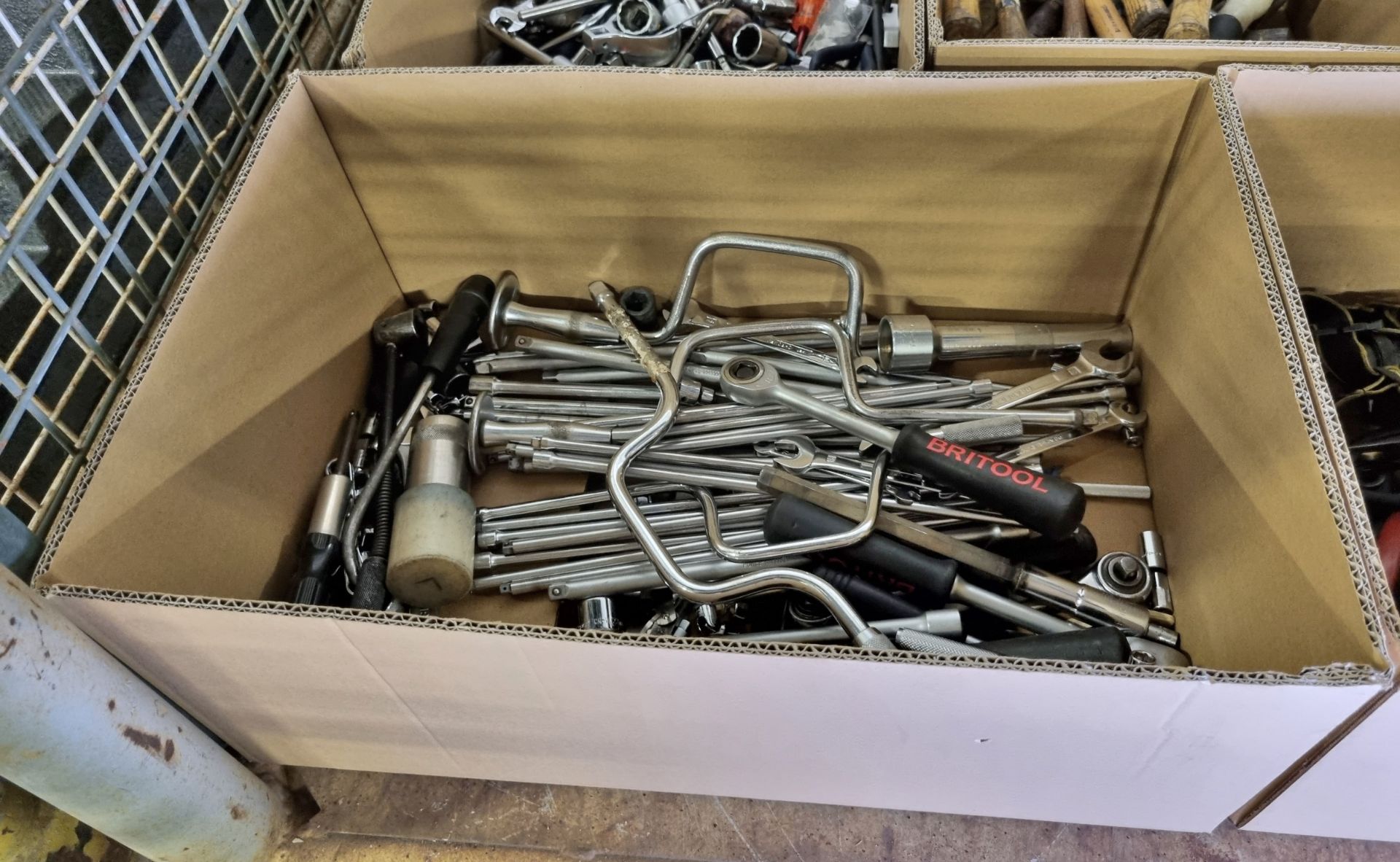 Various hand tools - spanners, sockets, pliers, screwdrivers, mallets - Bild 3 aus 6