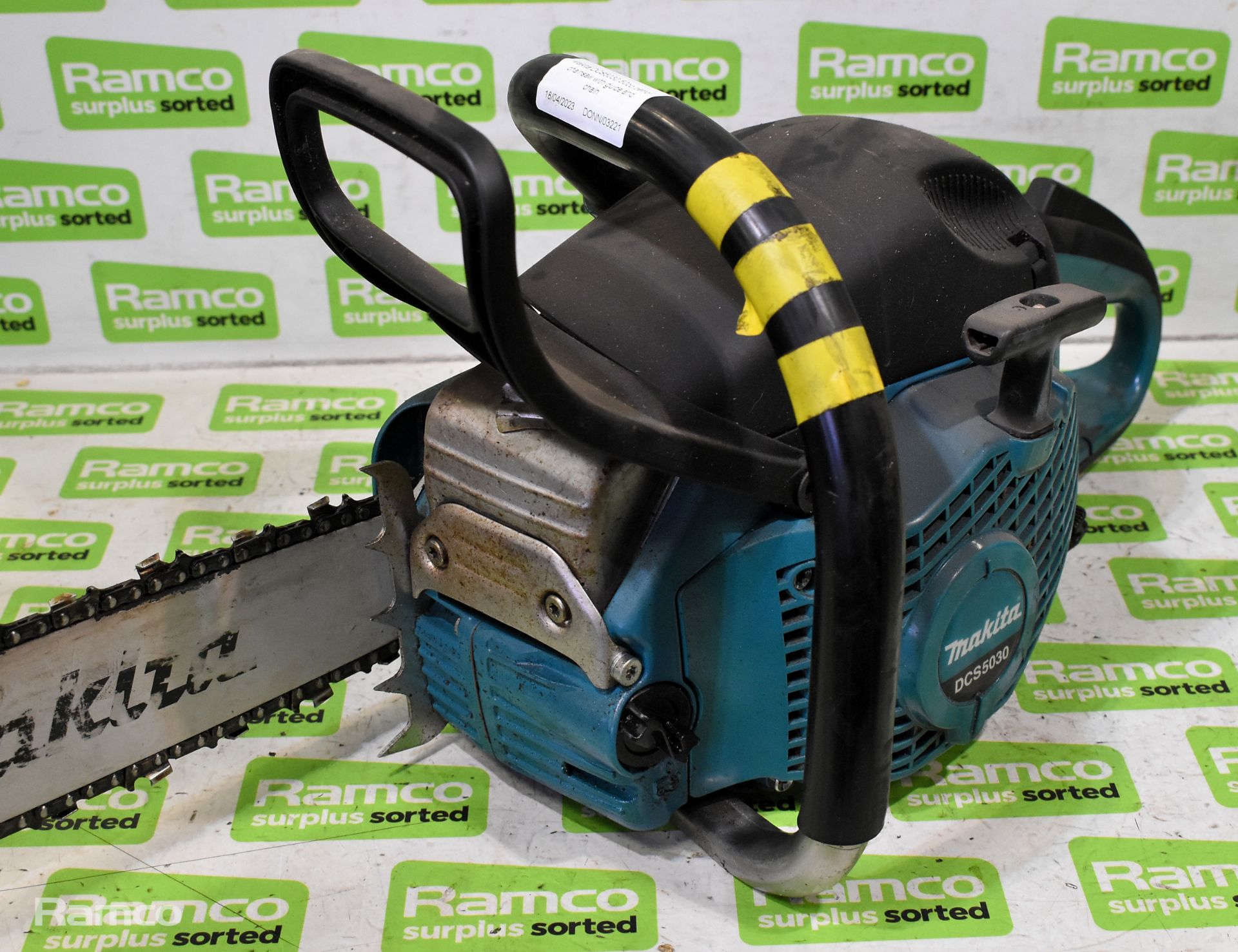 Makita DCS5030 50cc petrol chainsaw with guide and chain - AS SPARES & REPAIRS - Image 3 of 6