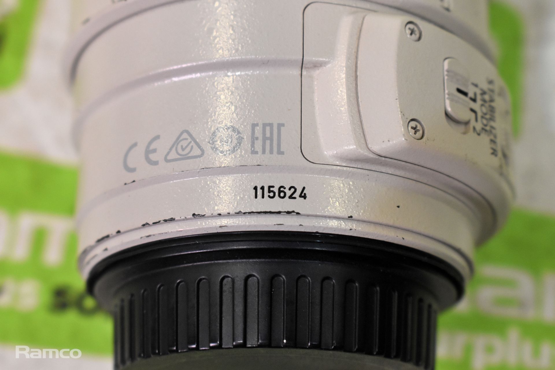 Canon zoom lens EF 28 - 300 mm 1 : 3.5 - 5.6 USM & Canon EW-83G hood - Bild 12 aus 13