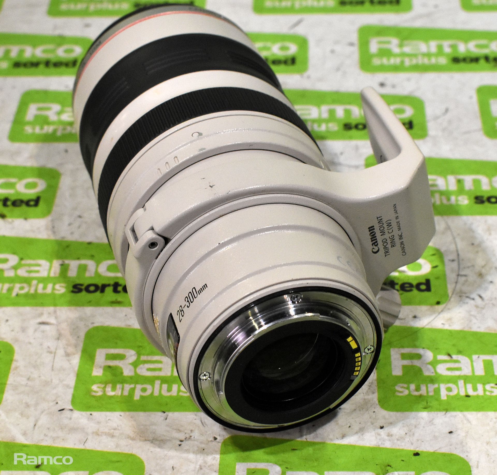 Canon zoom lens EF 28 - 300 mm 1 : 3.5 - 5.6 USM with LZ1324 soft case - Bild 8 aus 13
