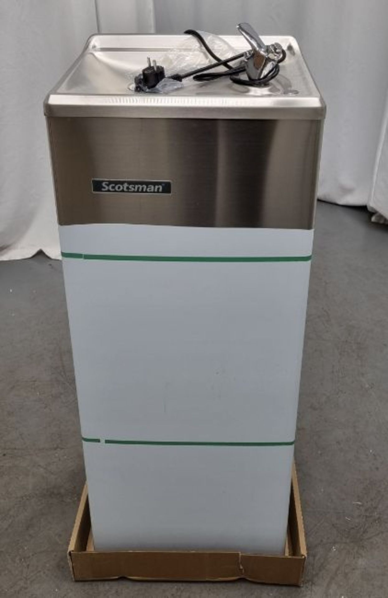 Scotsman SCWT 14S water cooler - 220 / 240V 50Hz - L 410 W 330 x H 1100mm