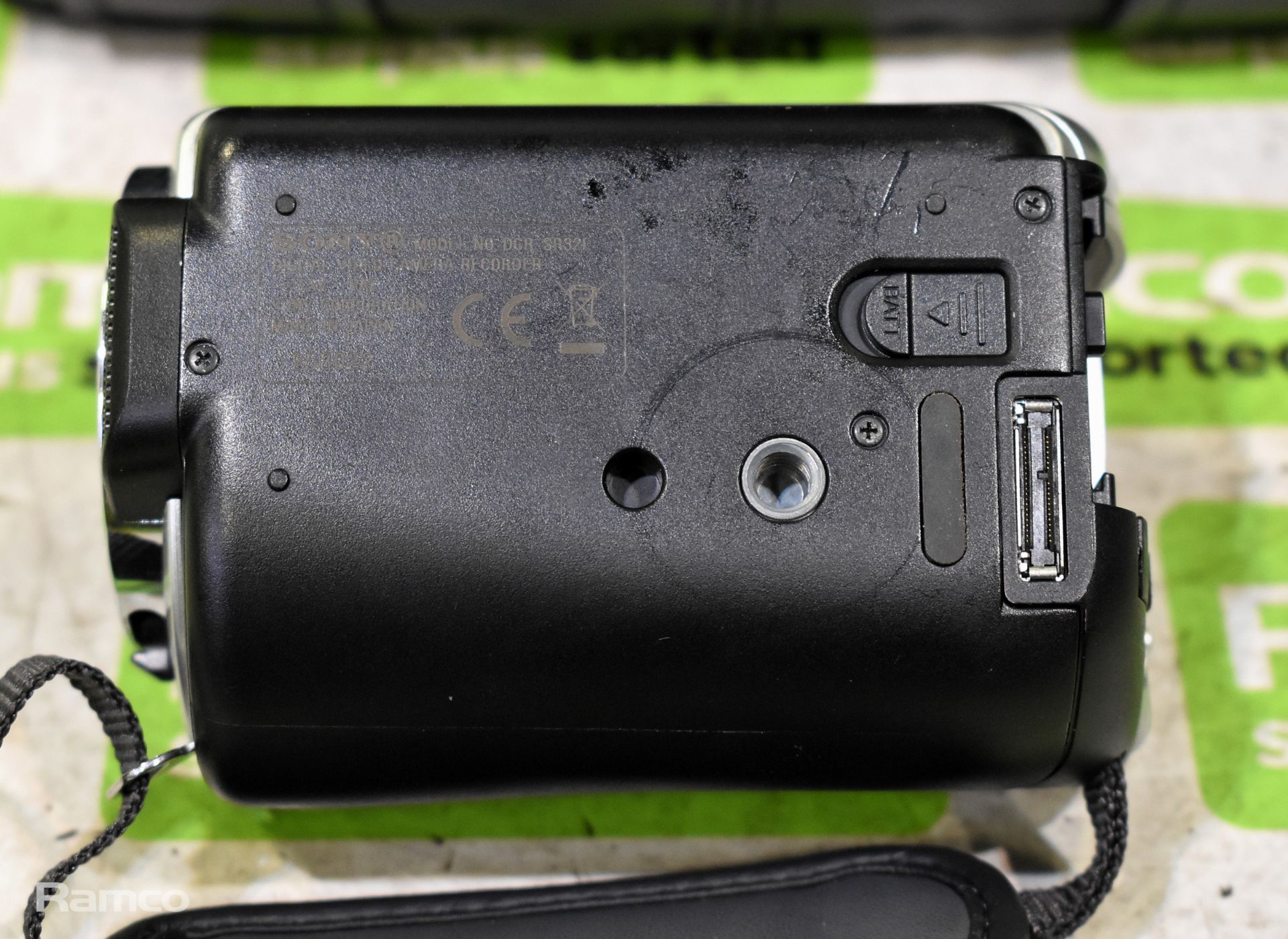 Sony DCR-SR32 handycam camcorder with accessories and bag - Bild 6 aus 9