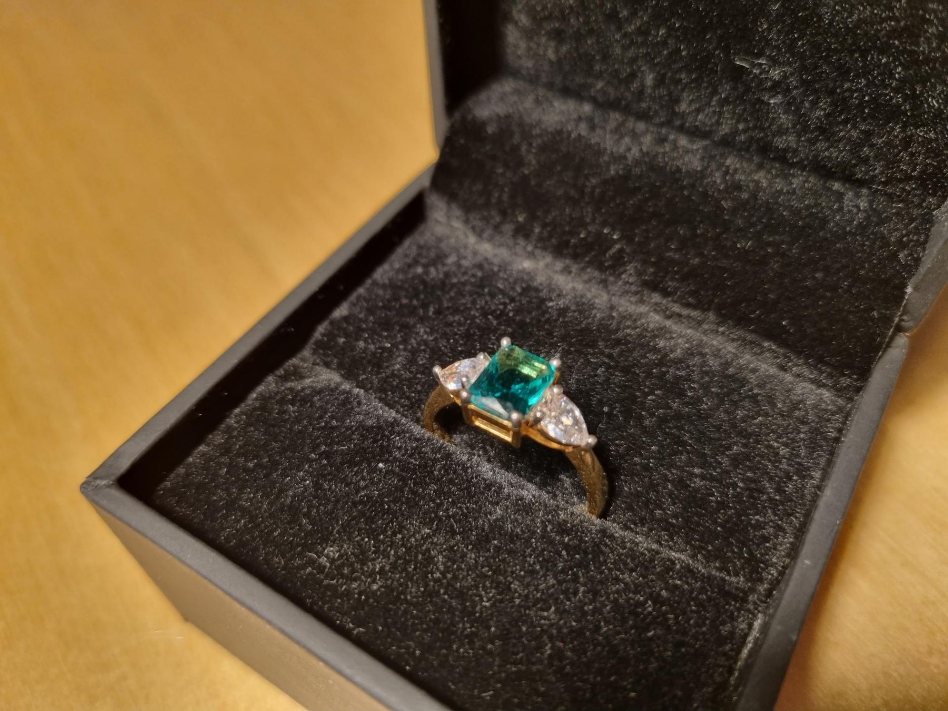 Emerald Inspiration ring from Tru-Diamonds, Size R, 2.75 CT t.w. Radiant and Pear Cut Tru Emerald - Bild 2 aus 4