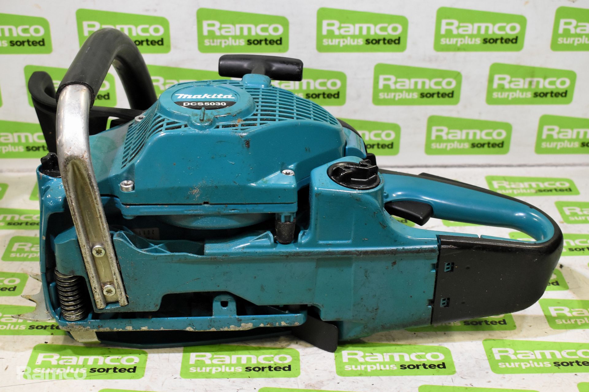 3x Makita DCS5030 50cc petrol chainsaw - BODIES ONLY - AS SPARES AND REPAIRS, 1x Makita EA5000P - Image 12 of 22