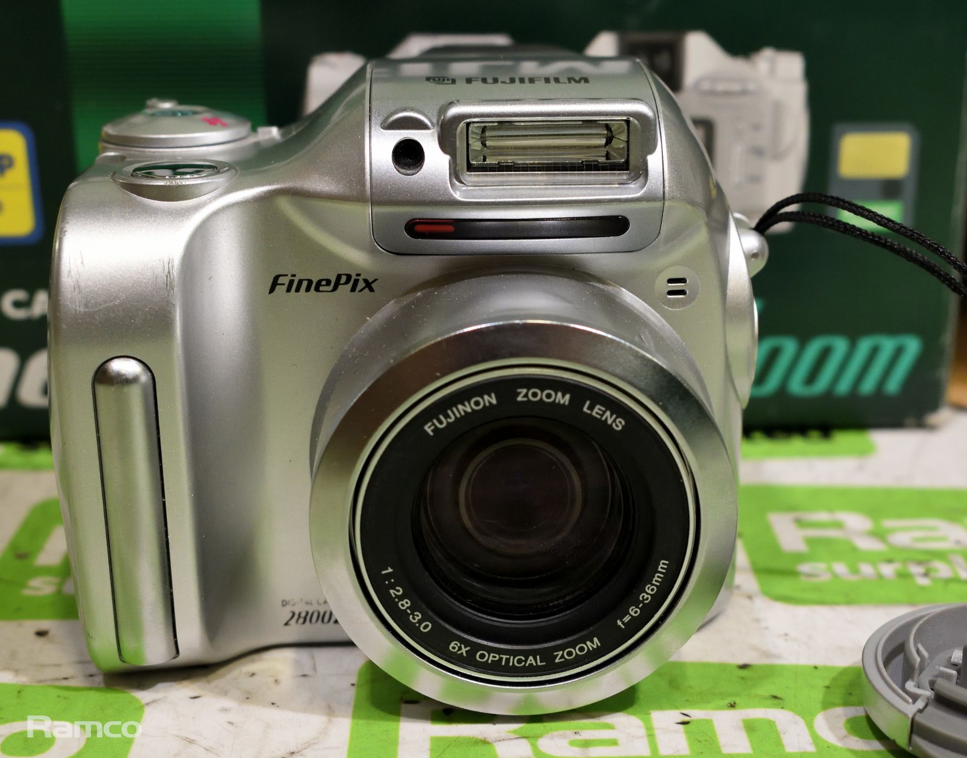 Fujifilm Finepix 2800 Zoom digital camera with box, Olympus Superzoom 700XB compact camera with box - Bild 2 aus 12