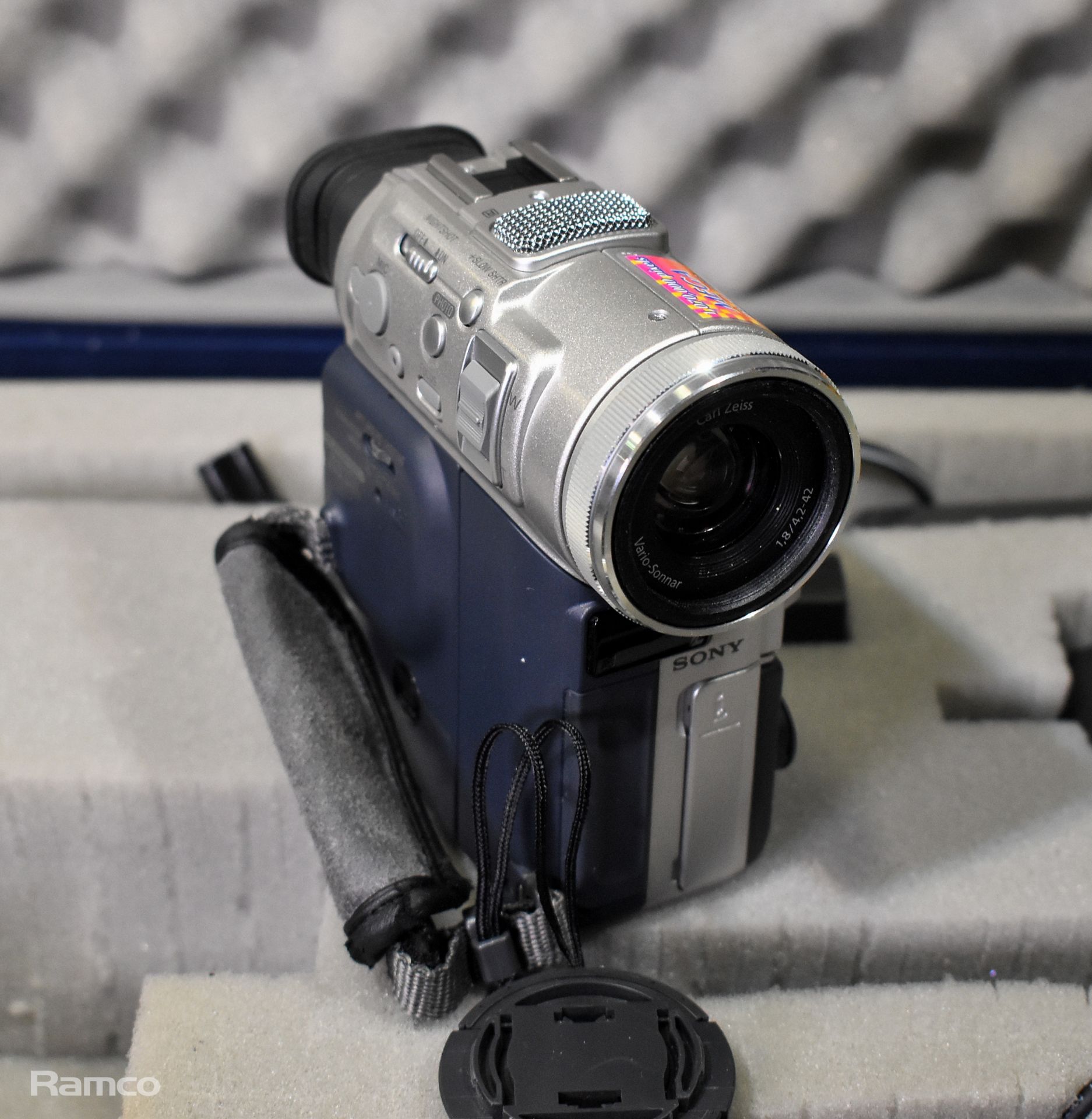 Sony DCR-PC100E digital video camera recorder with accessories and case - Bild 4 aus 9