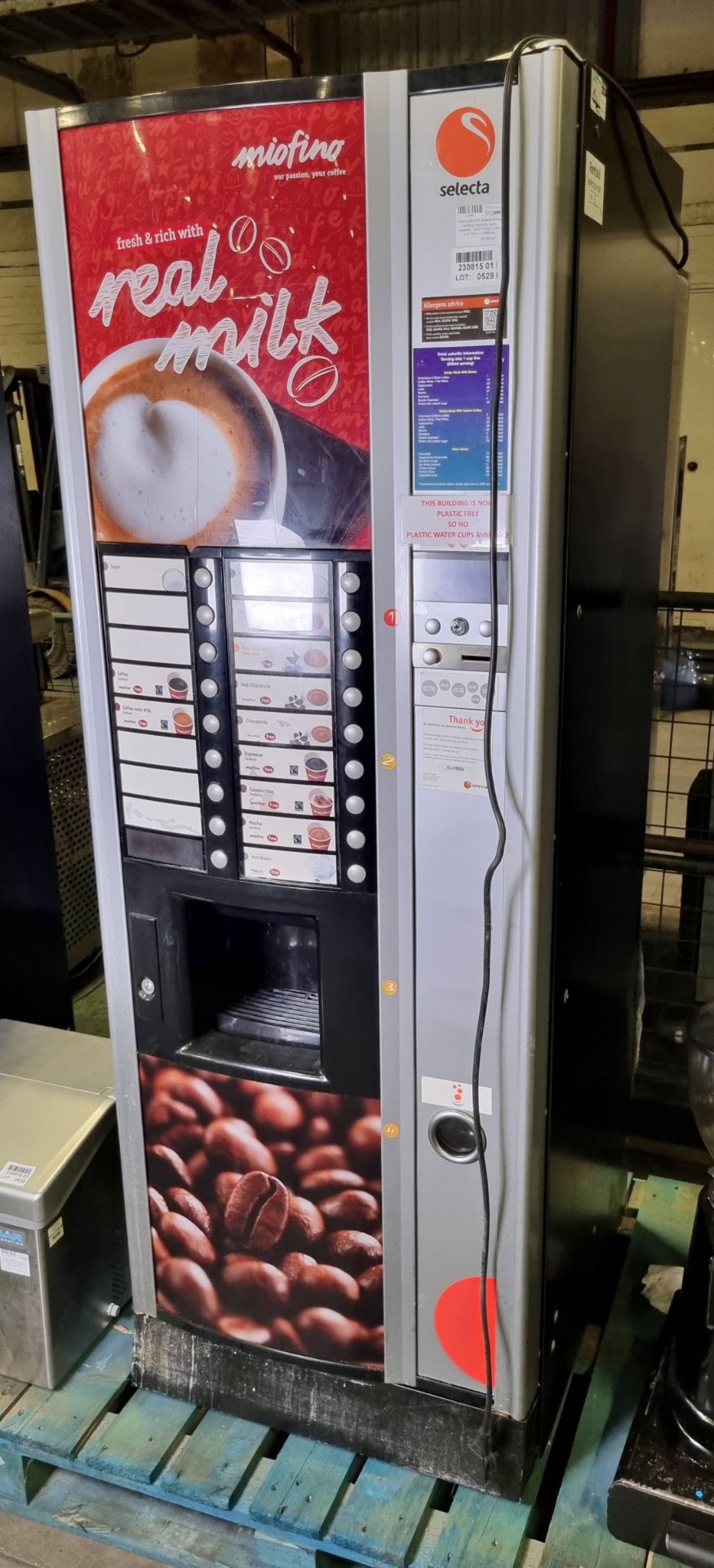 Miofino 960406 Selecta drinks vending machine - coin operated - 240V 50Hz - L 650 x W 730 x H 1830mm - Image 2 of 4