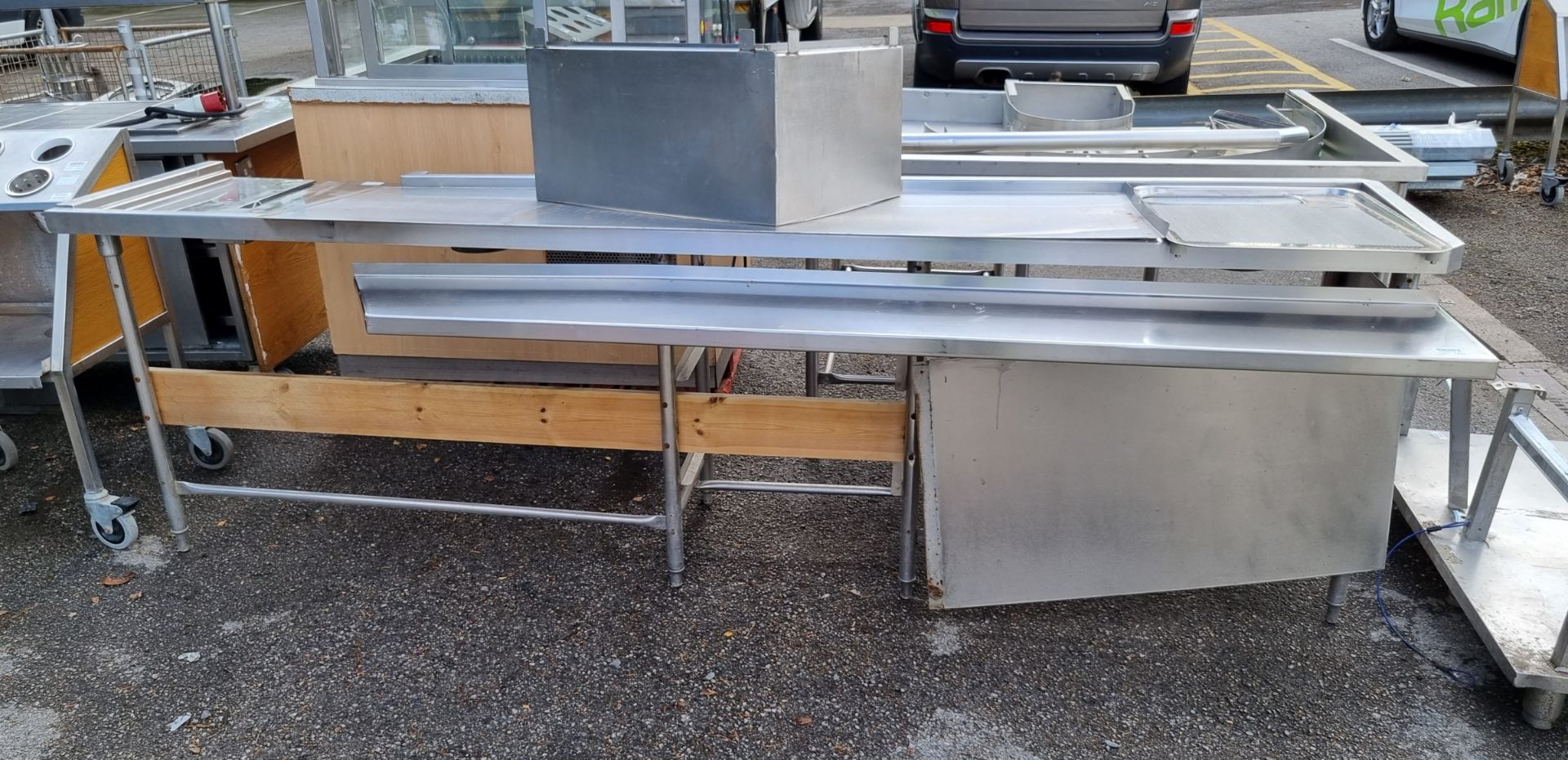 Stainless steel counter top unit with racking - W 3040 x D 900 x H 920mm